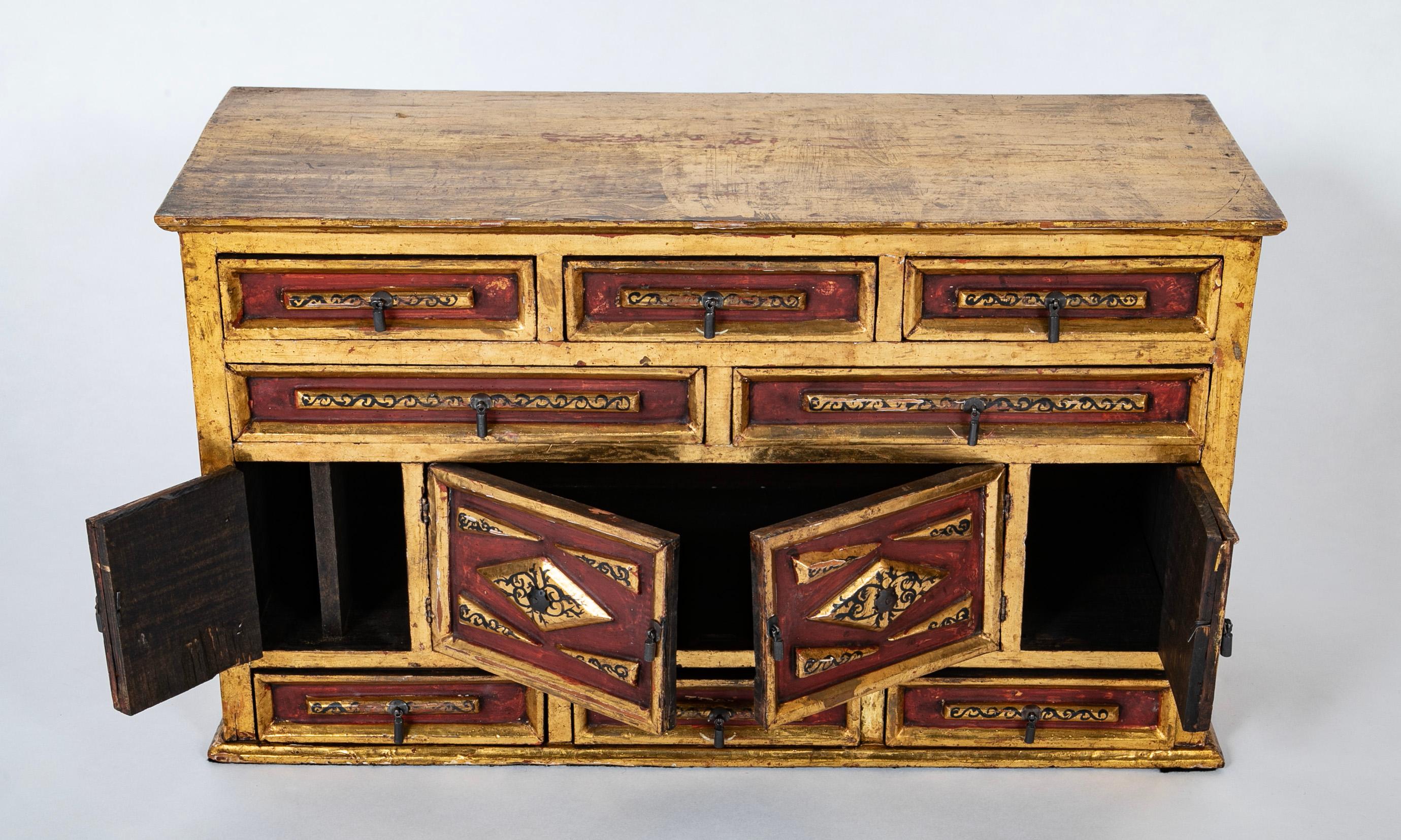 Vargueno Colonial Español De Madera Dorada Con Pintura Roja Y Negra en venta 3