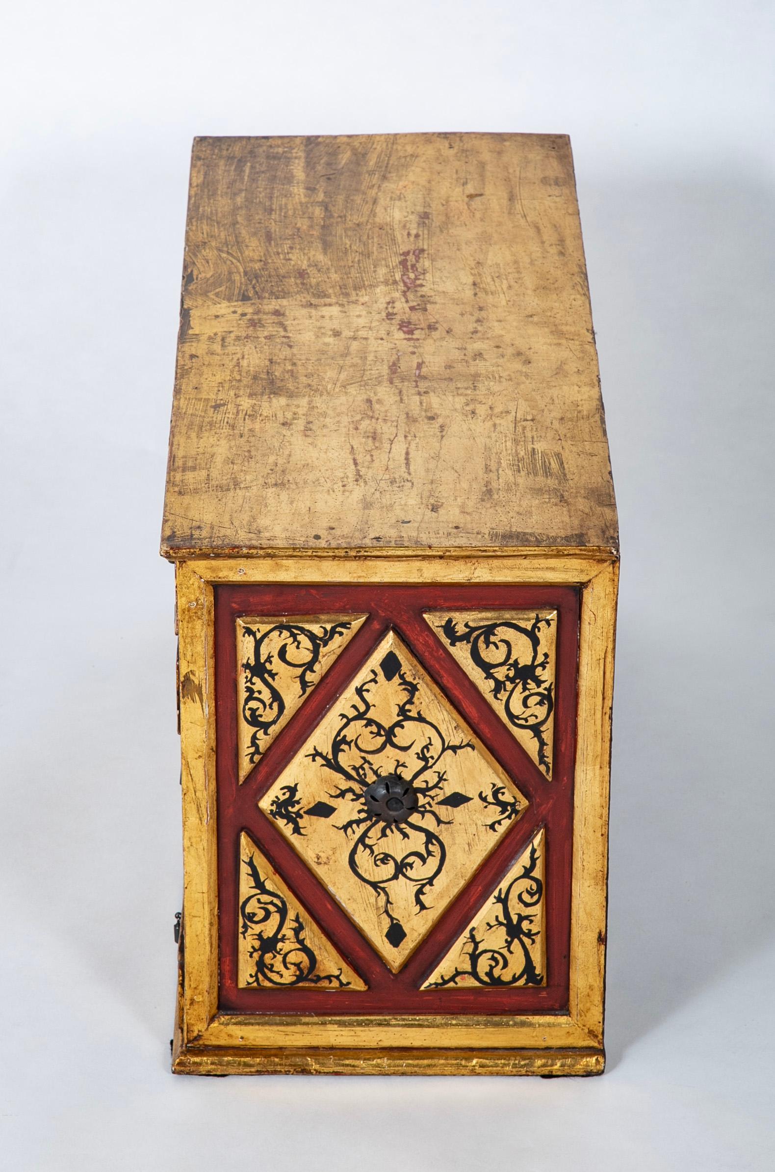 Vargueno Colonial Español De Madera Dorada Con Pintura Roja Y Negra en venta 4