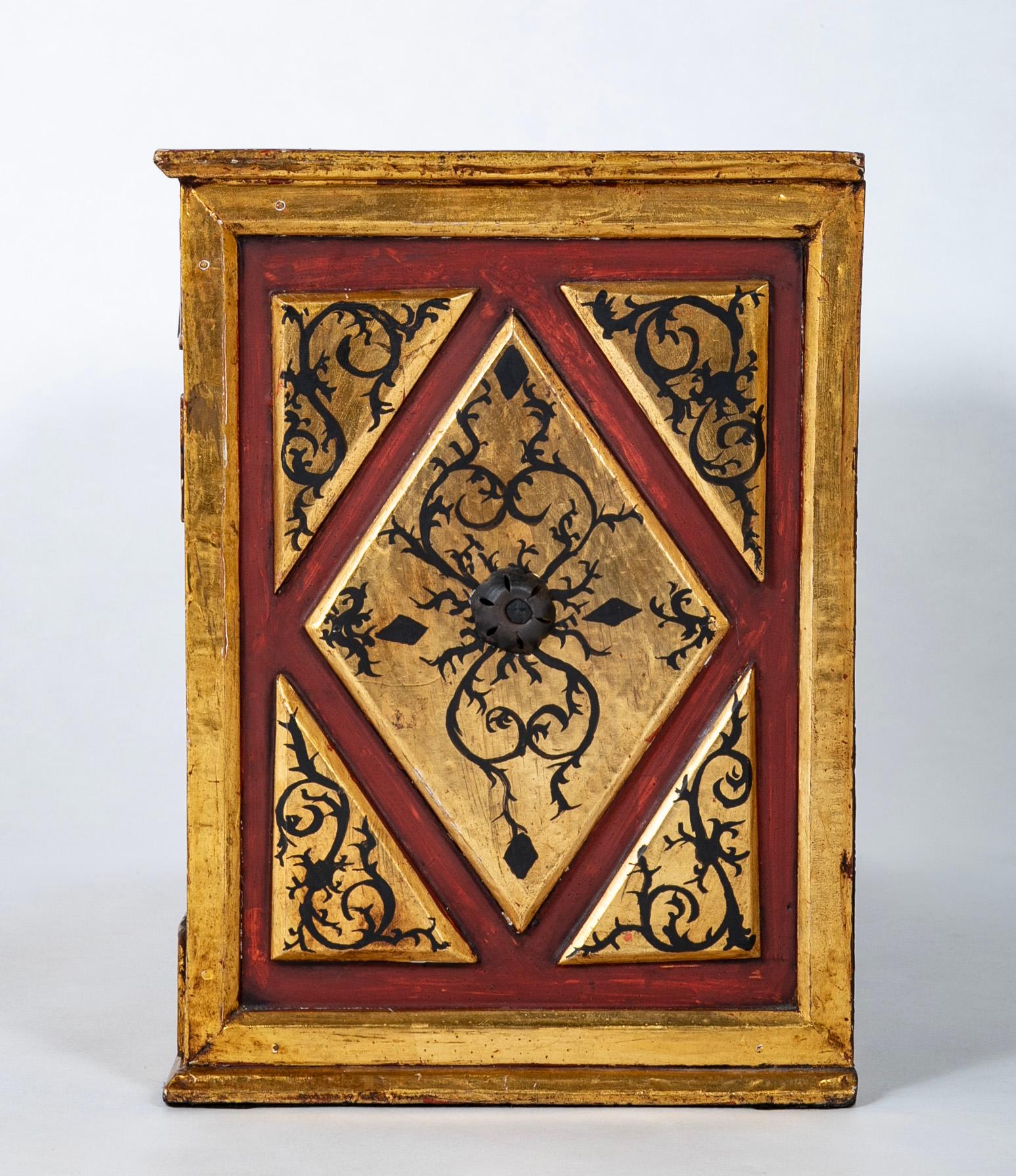 Vargueno Colonial Español De Madera Dorada Con Pintura Roja Y Negra en venta 5