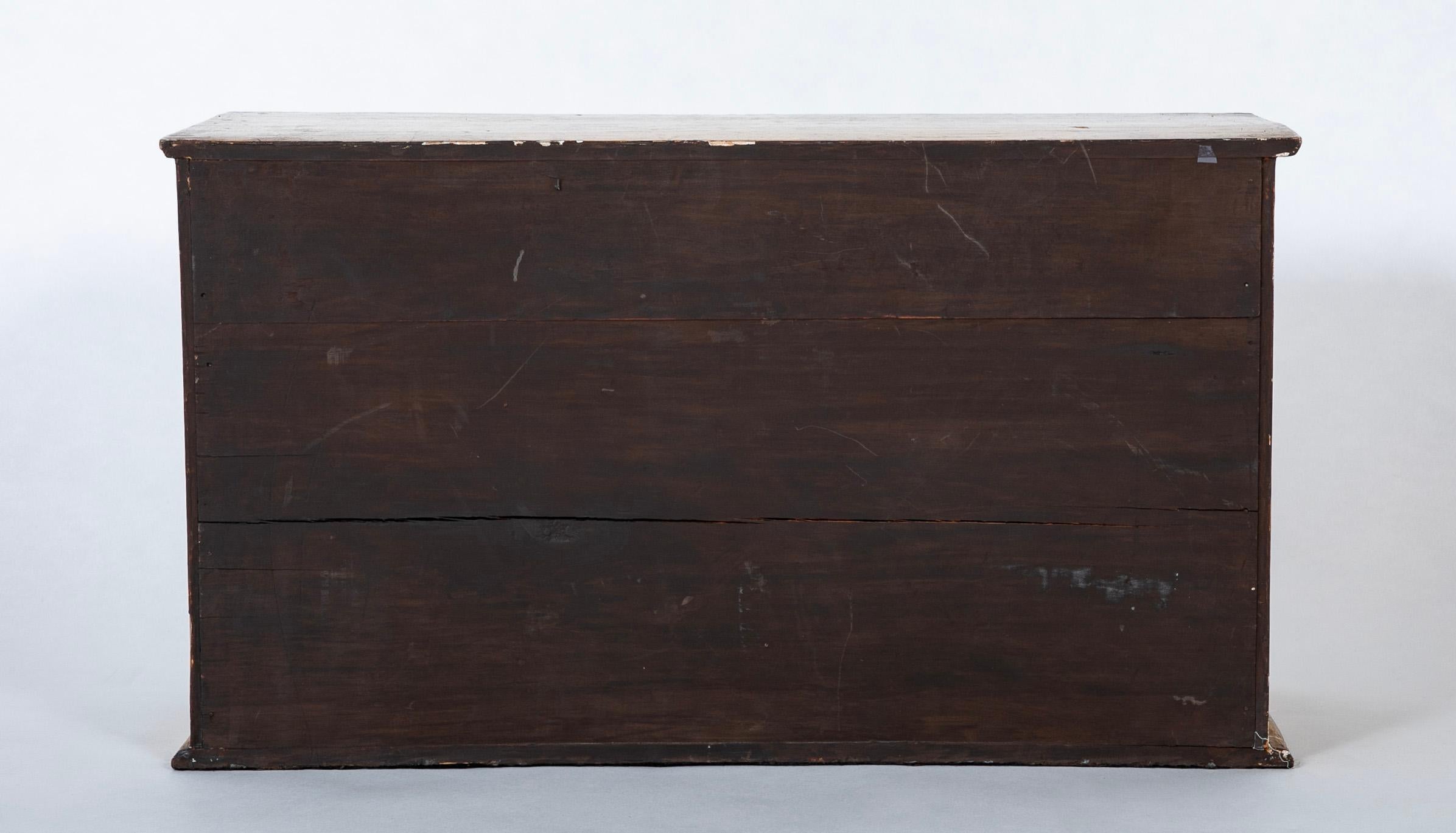 Vargueno Colonial Español De Madera Dorada Con Pintura Roja Y Negra en venta 6