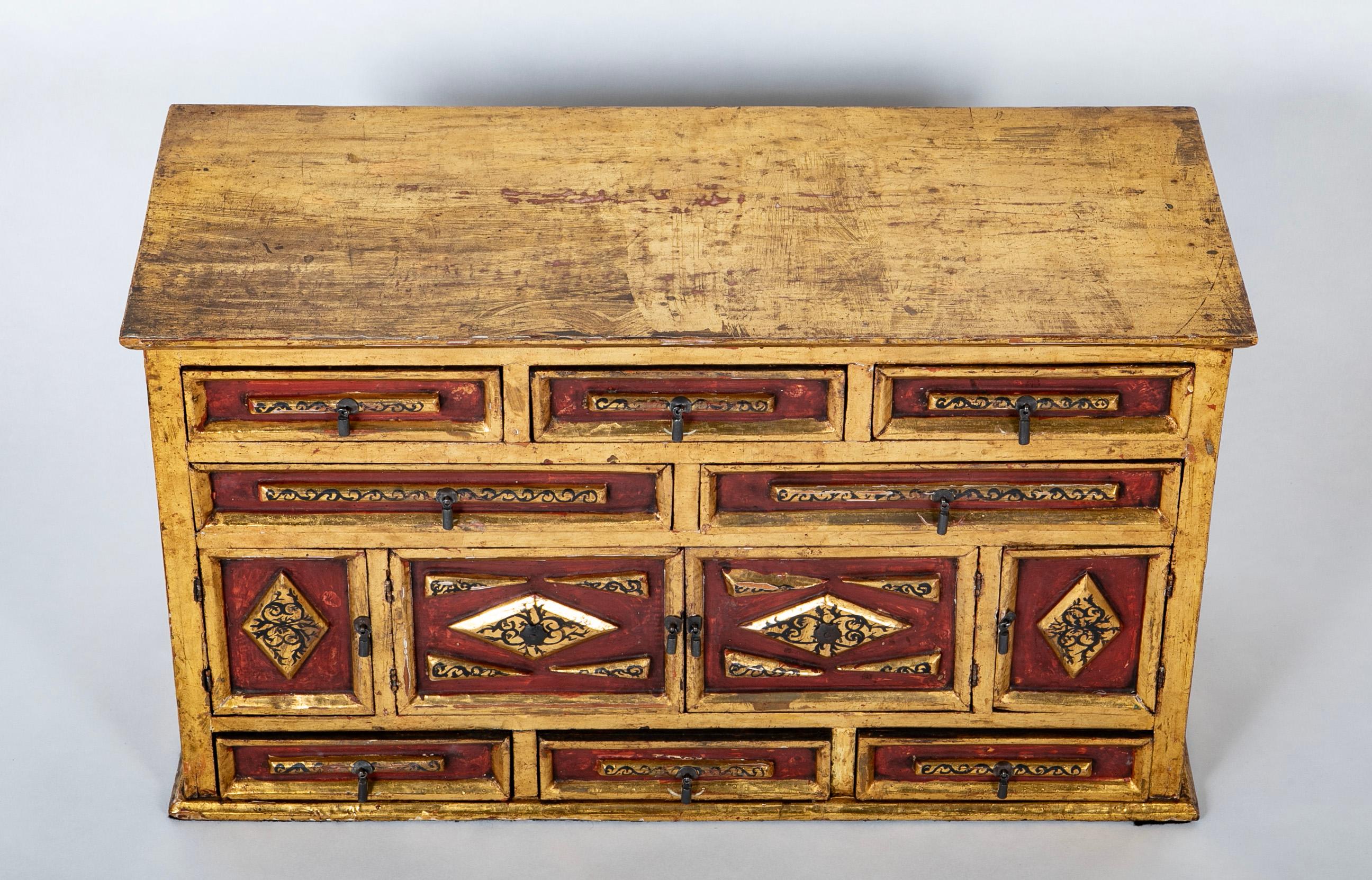 Vargueno Colonial Español De Madera Dorada Con Pintura Roja Y Negra Barroco en venta