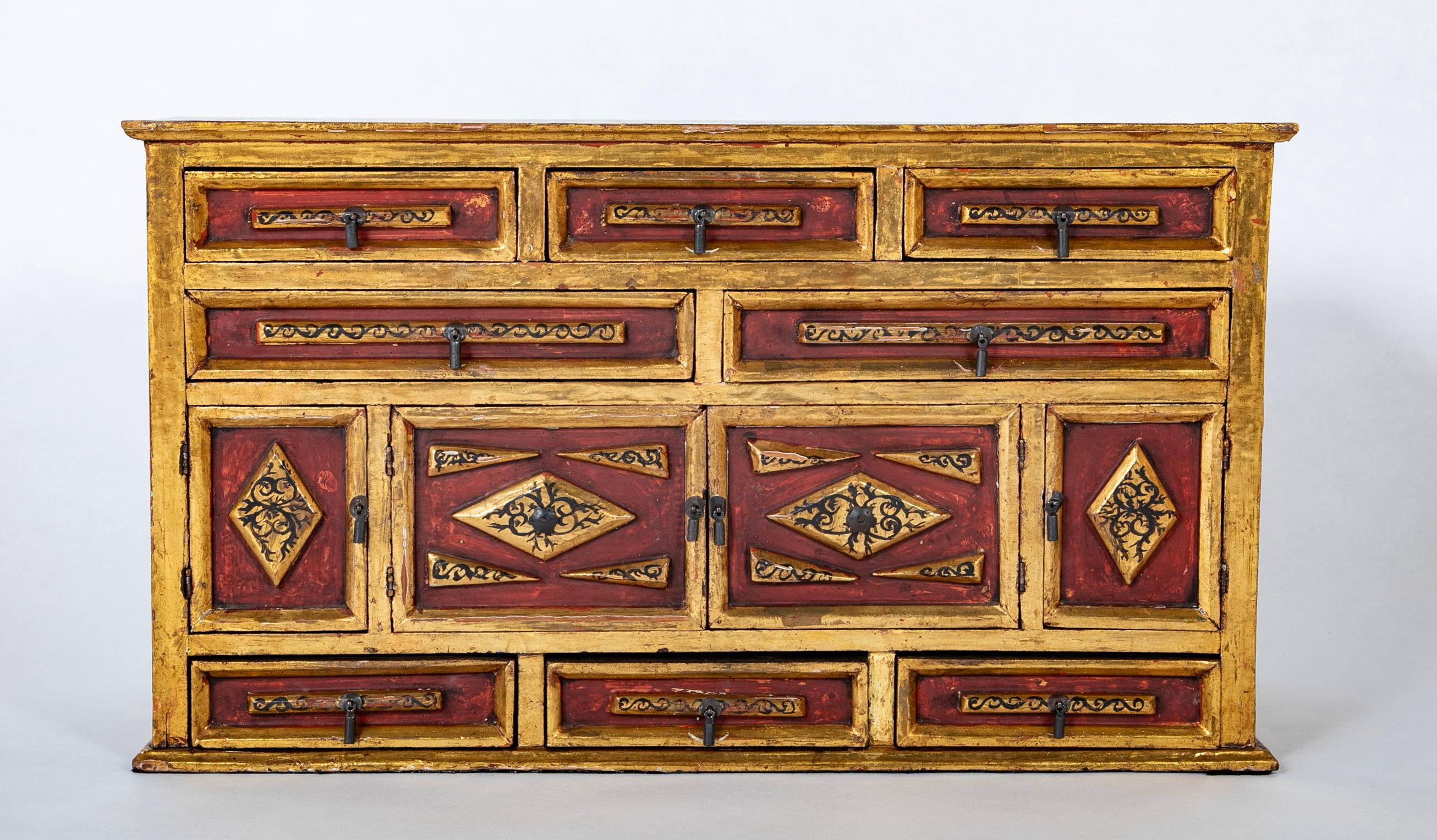 Vargueno Colonial Español De Madera Dorada Con Pintura Roja Y Negra Dorado en venta