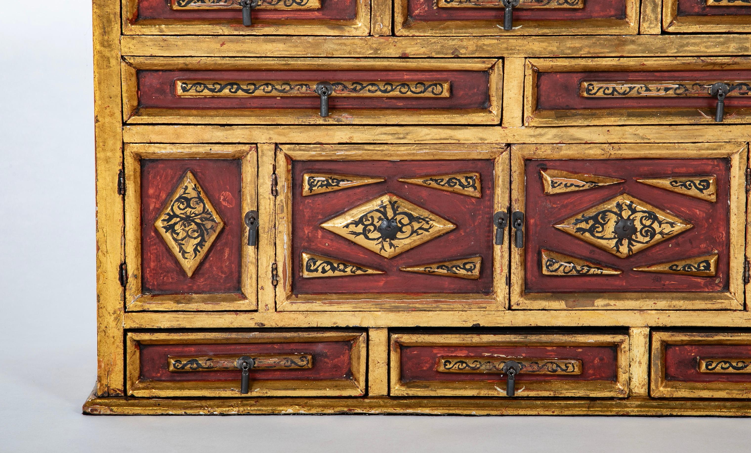 Vargueno Colonial Español De Madera Dorada Con Pintura Roja Y Negra en Bueno estado para la venta en Stamford, CT