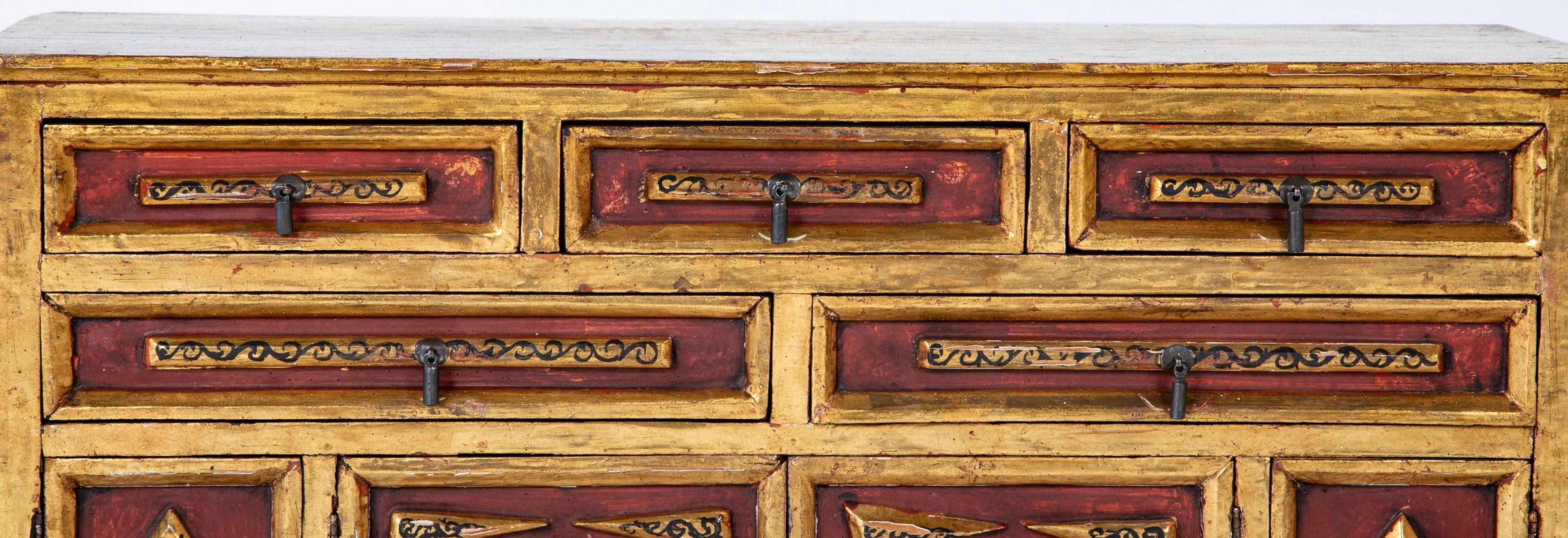 Vargueno Colonial Español De Madera Dorada Con Pintura Roja Y Negra siglo XX en venta