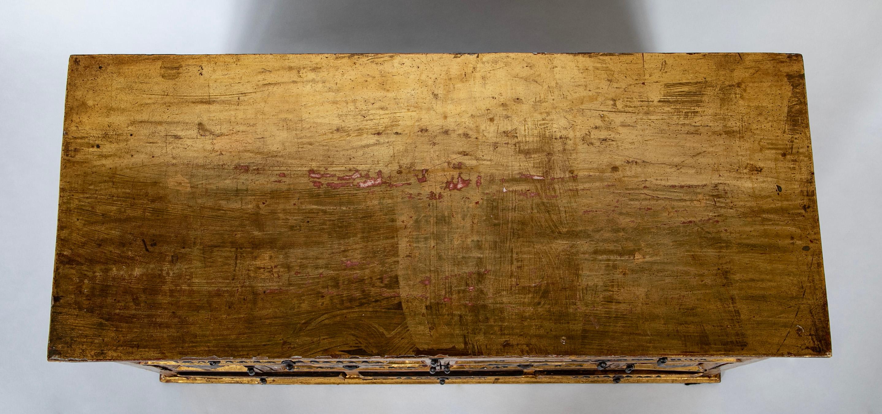 Vargueno Colonial Español De Madera Dorada Con Pintura Roja Y Negra Hierro en venta