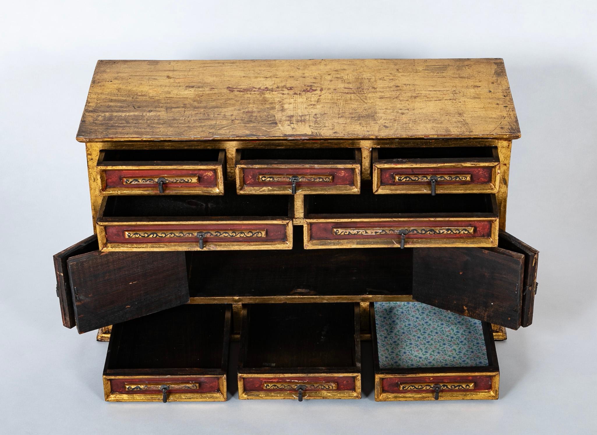 Vargueno Colonial Español De Madera Dorada Con Pintura Roja Y Negra en venta 1