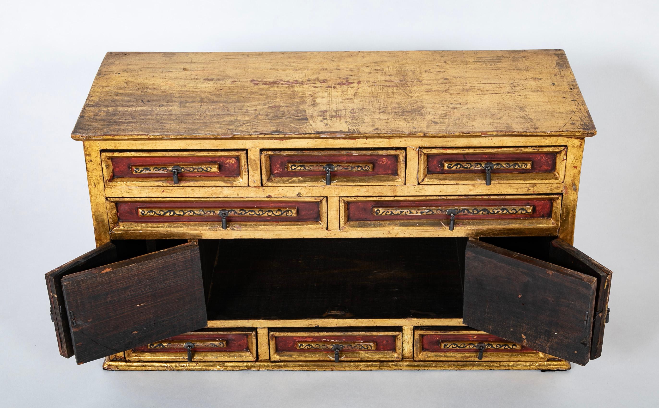 Vargueno Colonial Español De Madera Dorada Con Pintura Roja Y Negra en venta 2