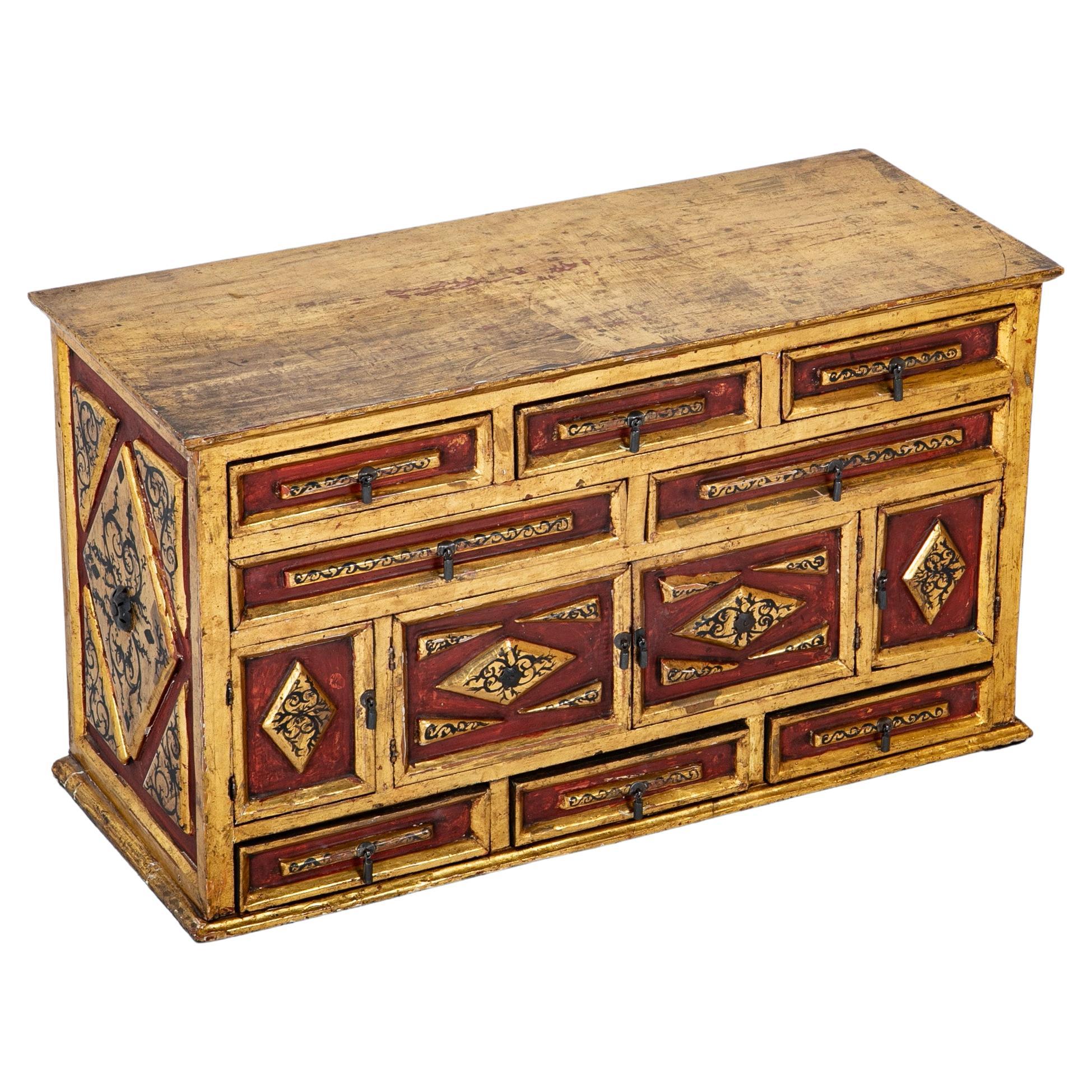 Spanisch Kolonial vergoldet Wood Vargueno mit roten und schwarzen Farbe