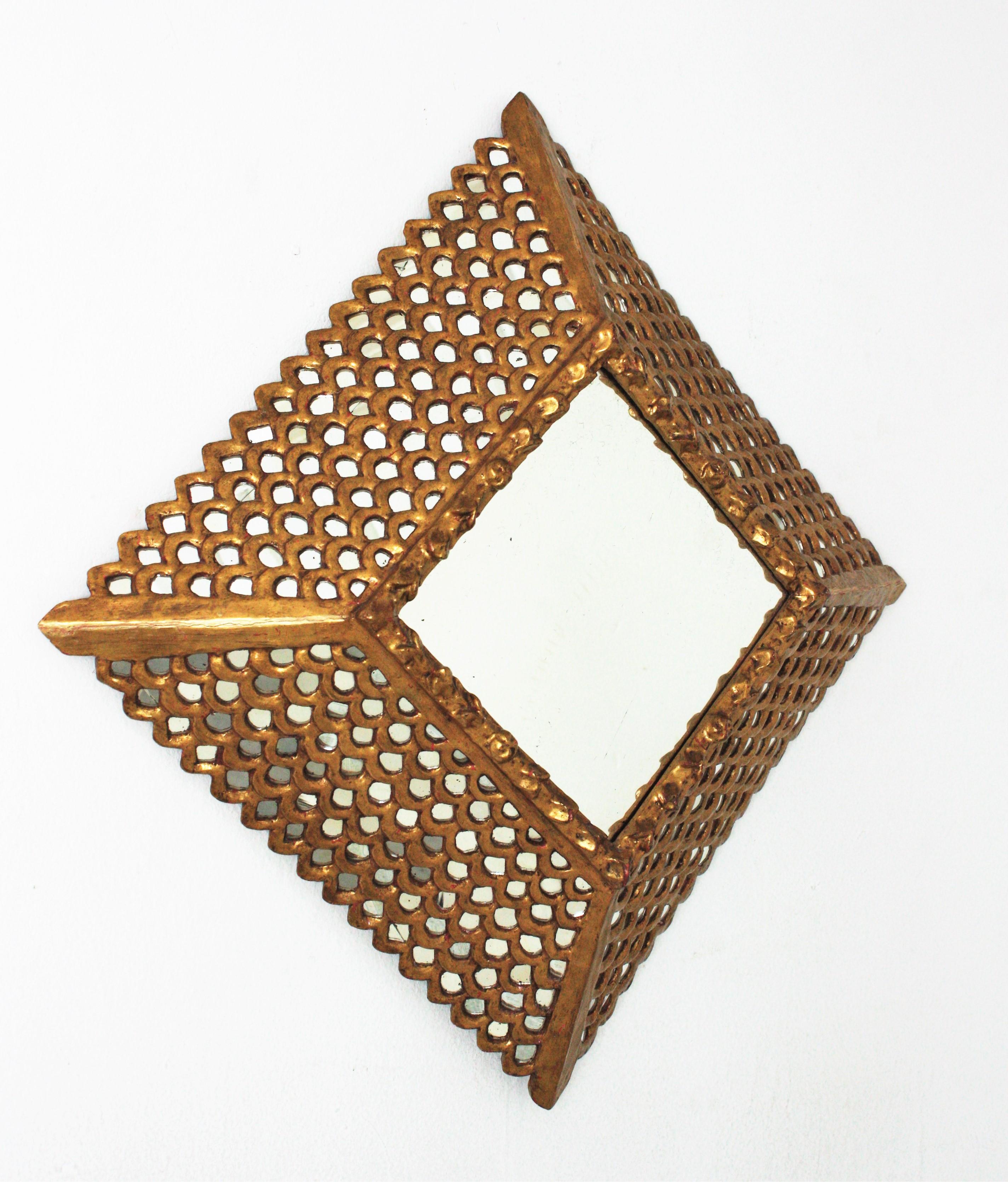 Miroir colonial espagnol en bois doré sculpté avec incrustations de mosaïque en vente 6