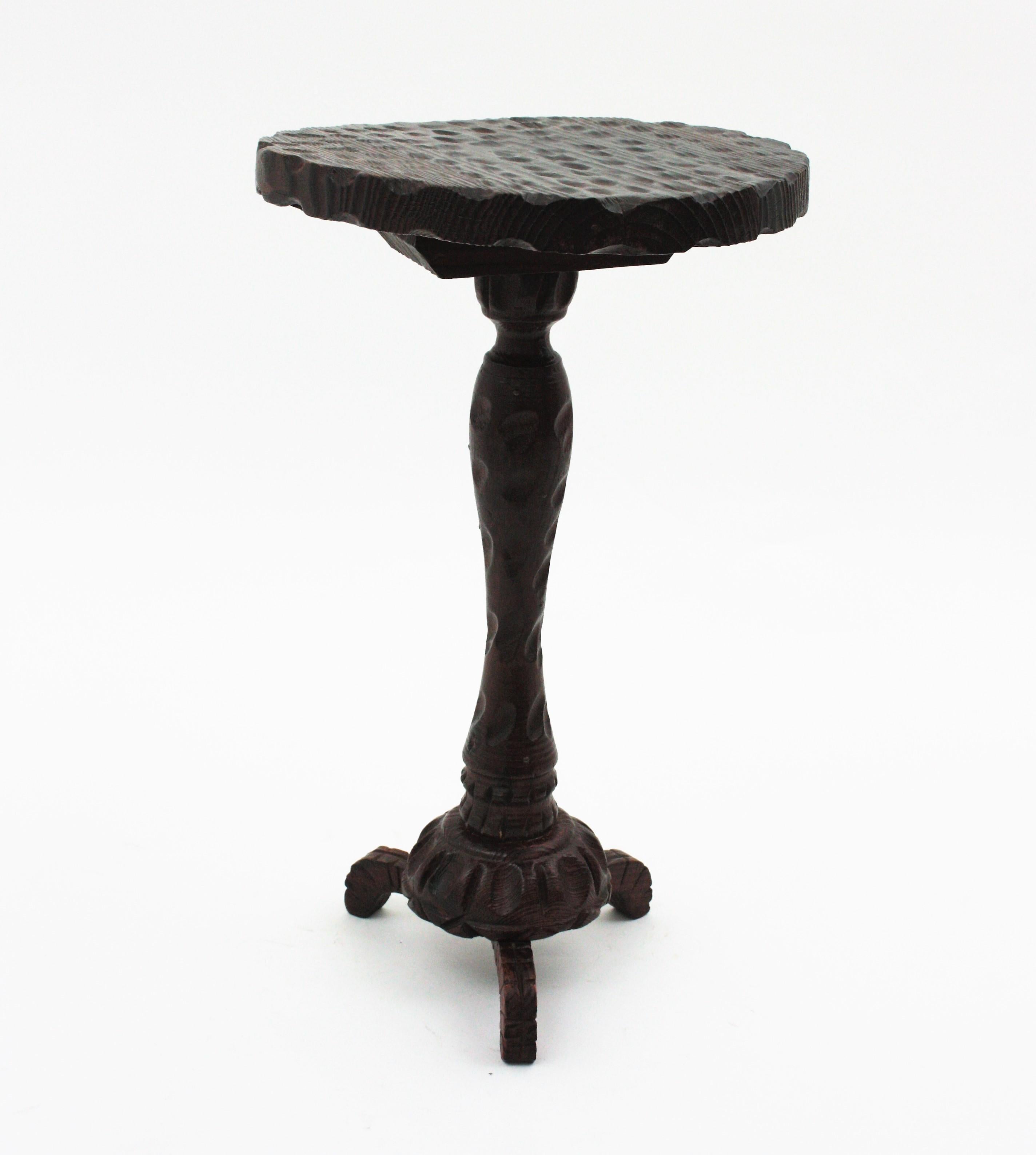 Guéridon colonial espagnol d'appoint ou table d'appoint en bois sculpté en vente 4