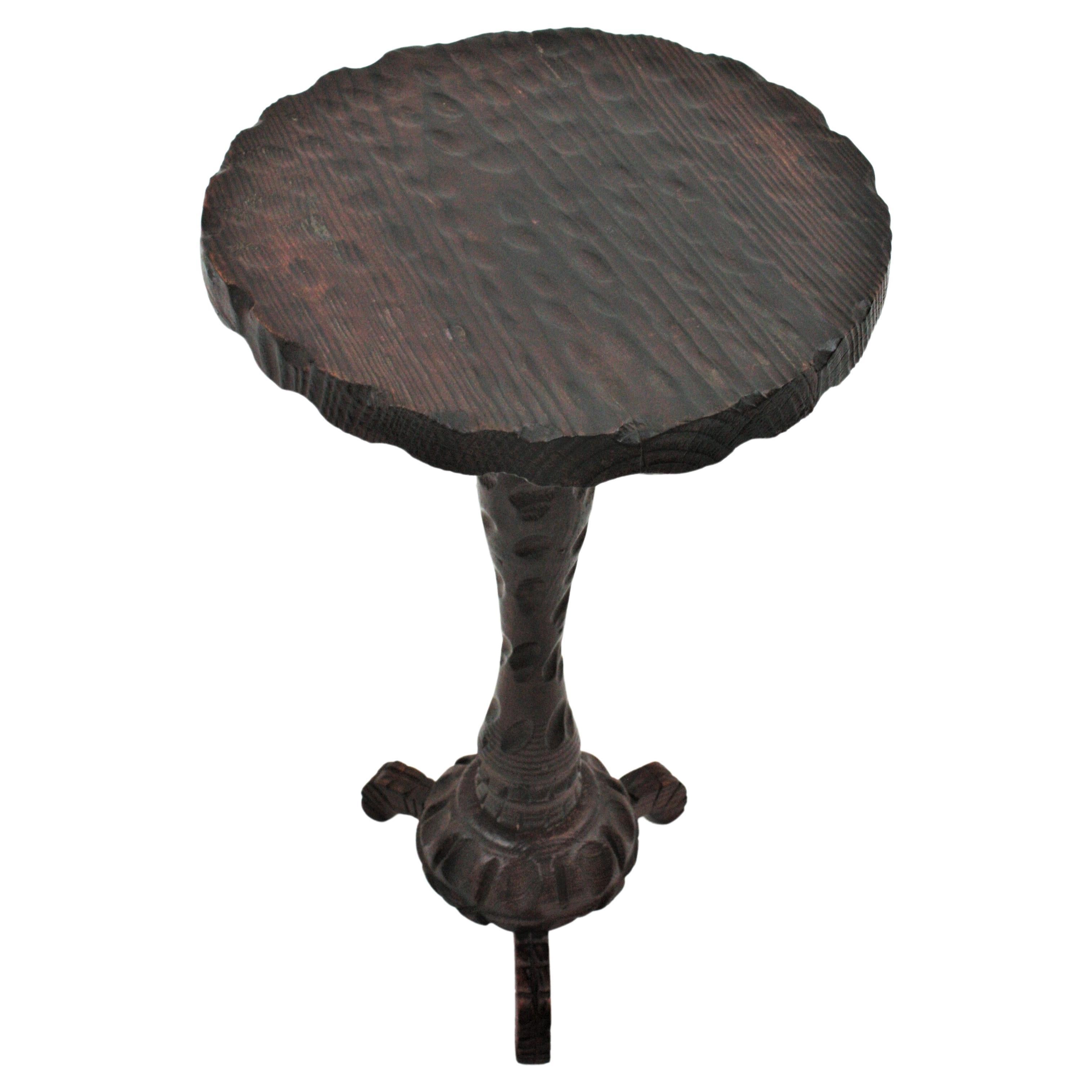 Spanish Colonial Gueridon End or Side Table in Carved Wood In Good Condition For Sale In Barcelona, ES