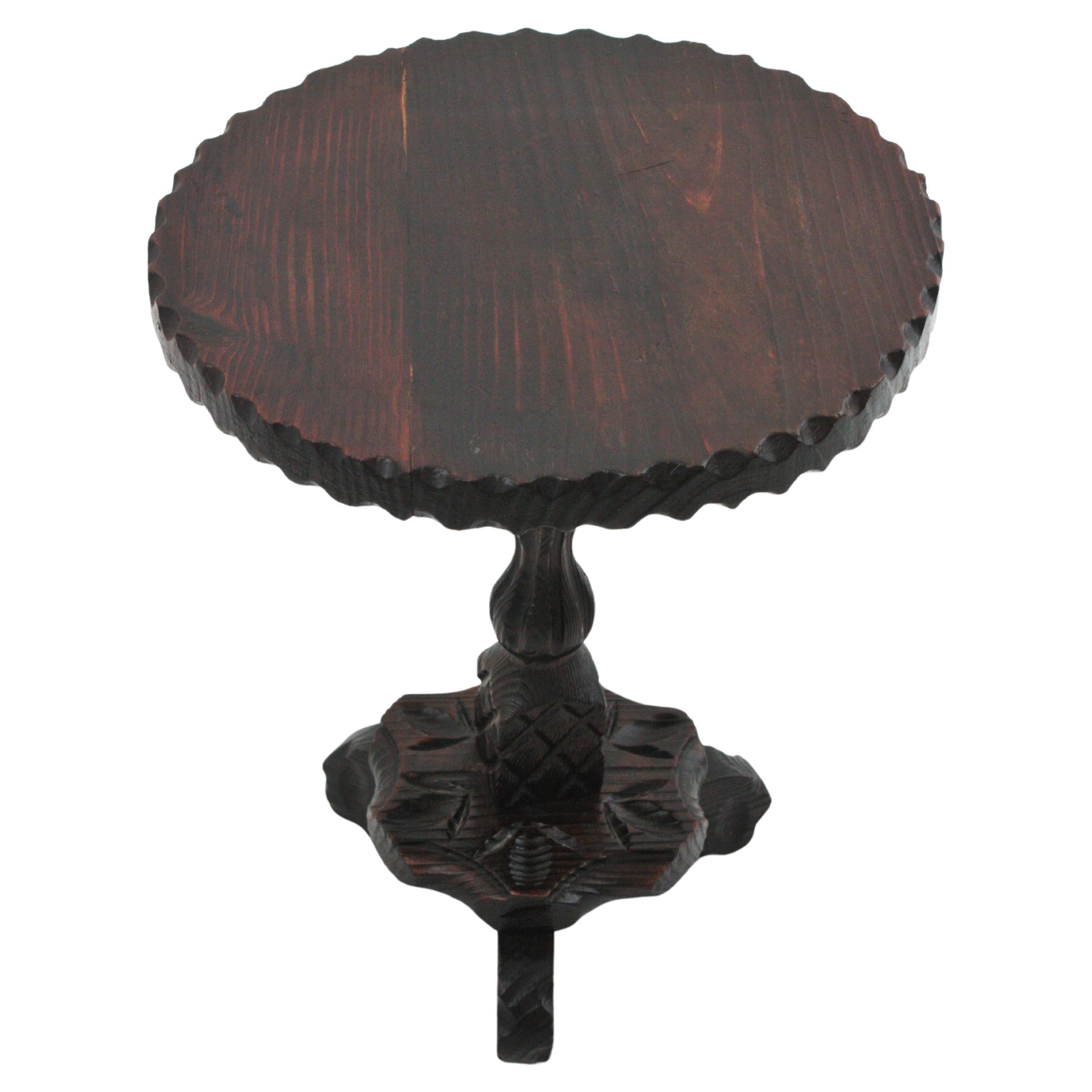Spanischer Gueridon-Beistelltisch aus geschnitztem Holz im Kolonialstil (Spanisch Kolonial) im Angebot
