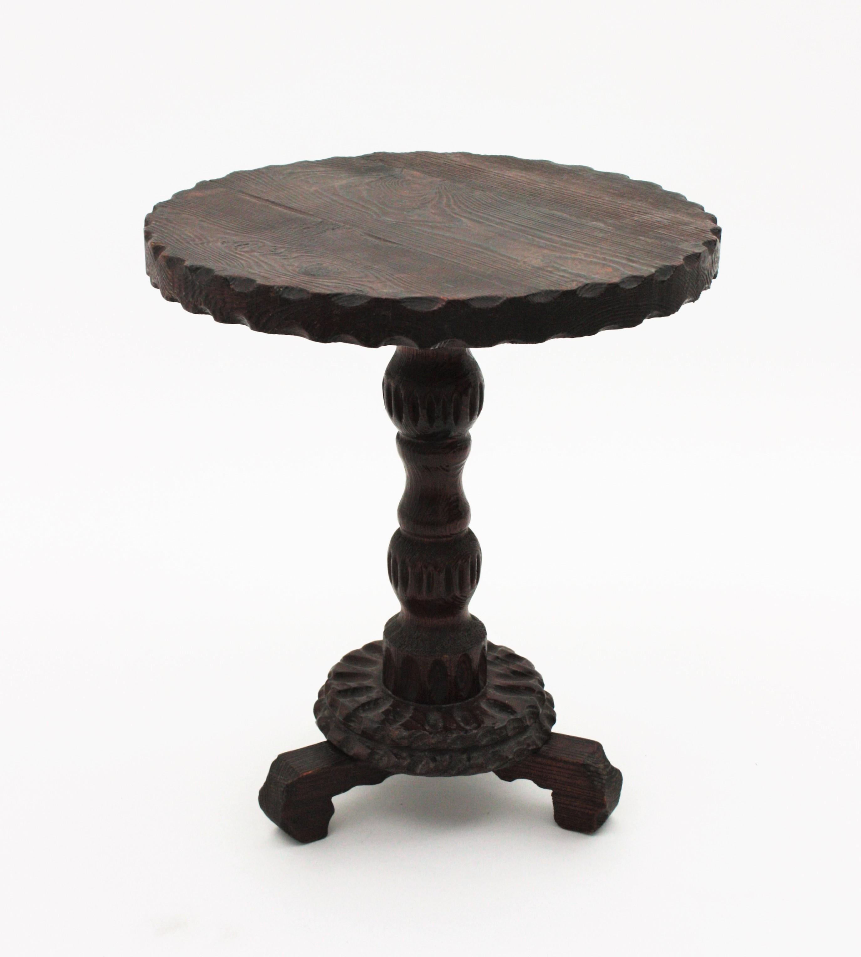 Spanish Colonial Gueridon End or Side Table in Carved Wood In Good Condition In Barcelona, ES