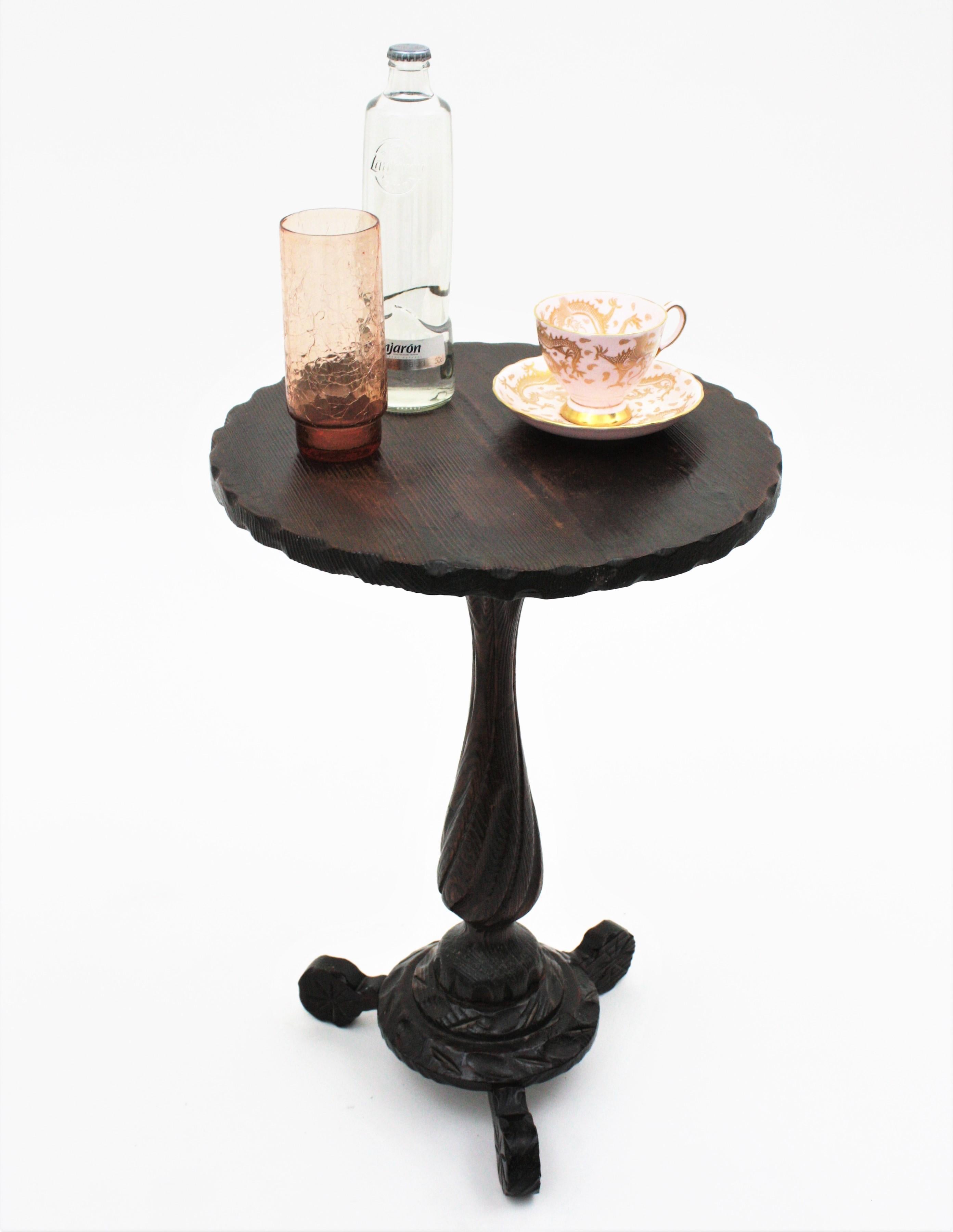 Spanish Colonial Gueridon End or Side Table in Carved Wood In Good Condition In Barcelona, ES