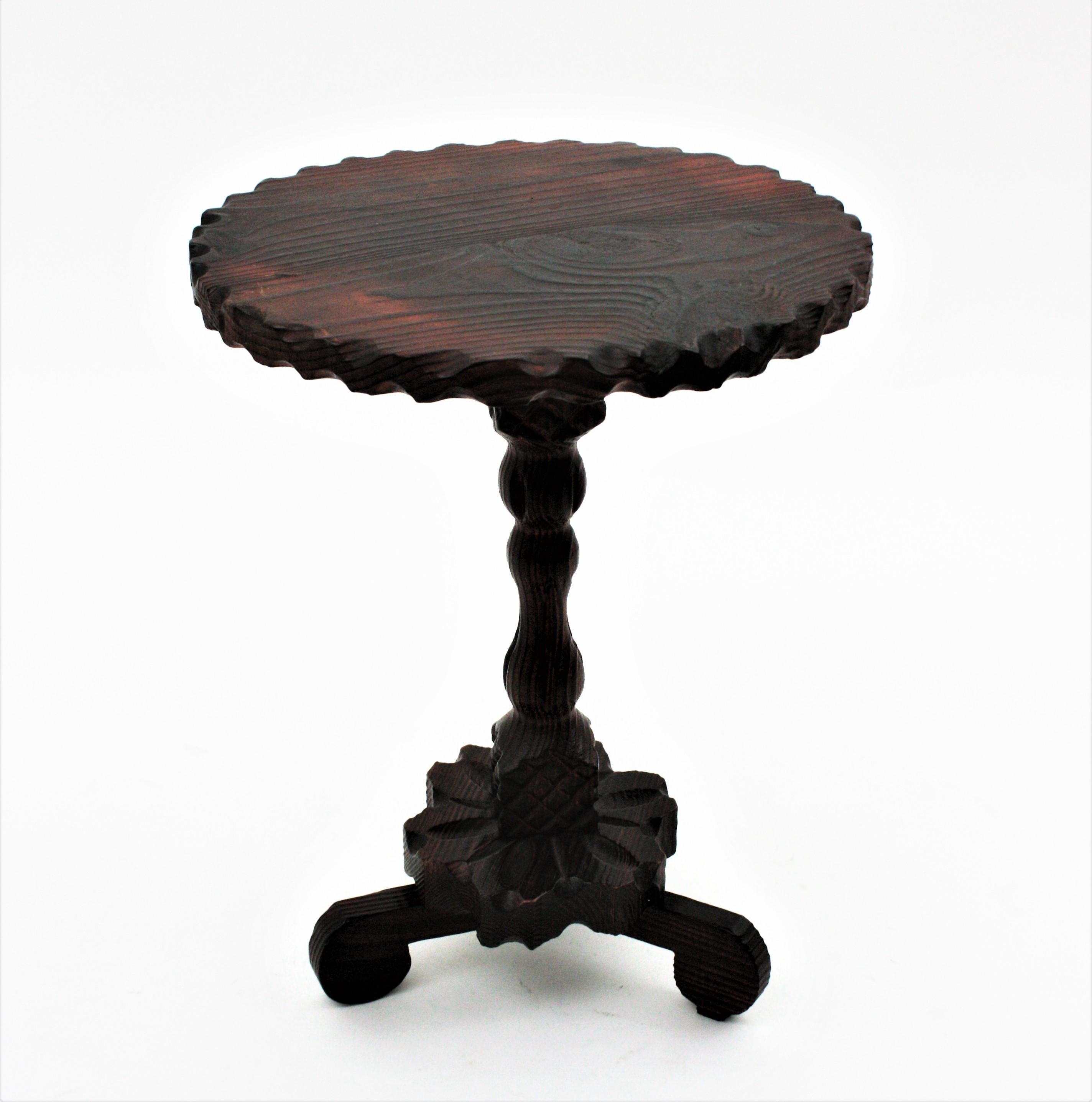 20ième siècle Guéridon colonial espagnol d'appoint ou table d'appoint en bois sculpté en vente