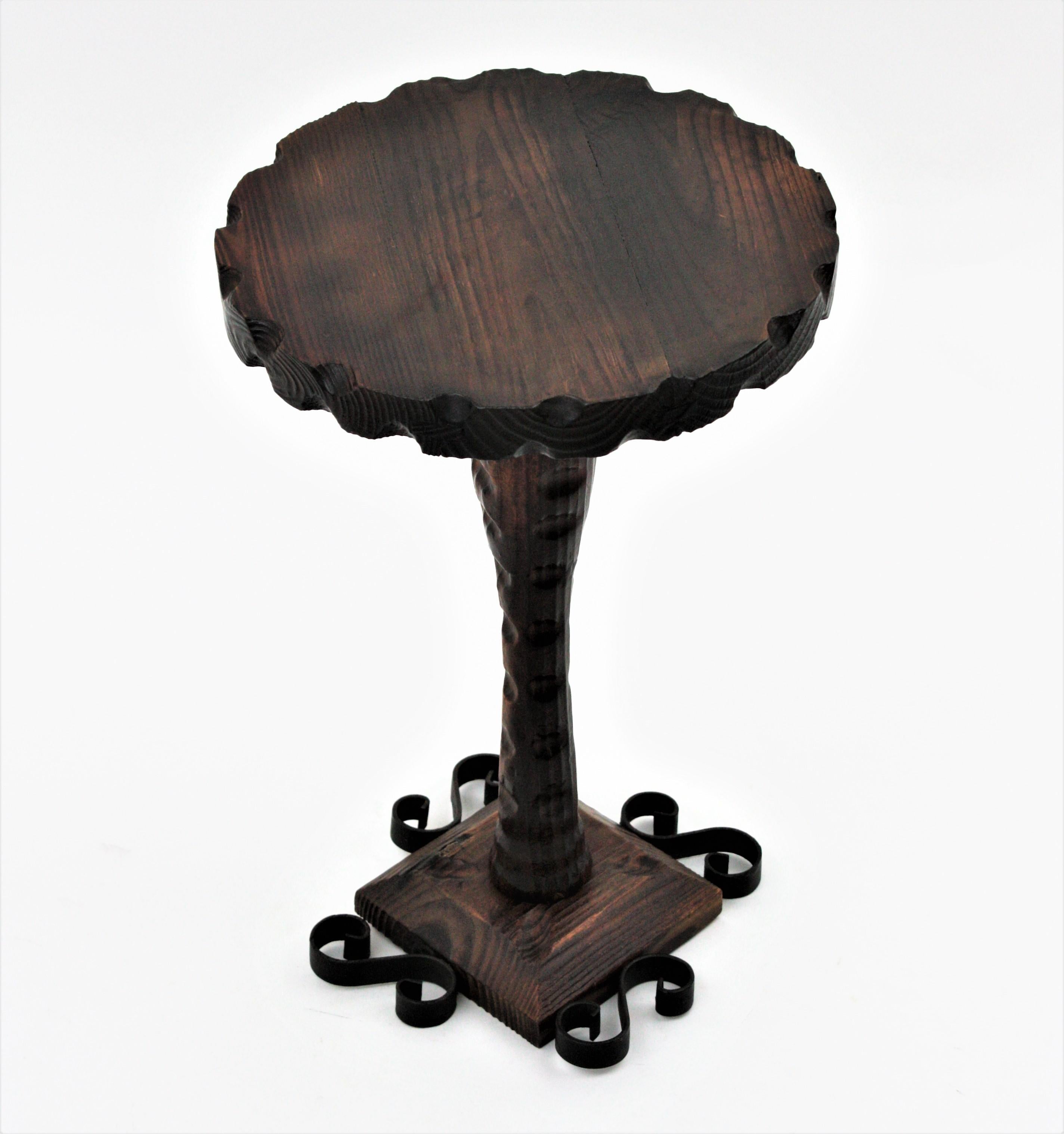 Spanish Colonial Side Table Gueridon in Carved Wood, 1940s For Sale 3