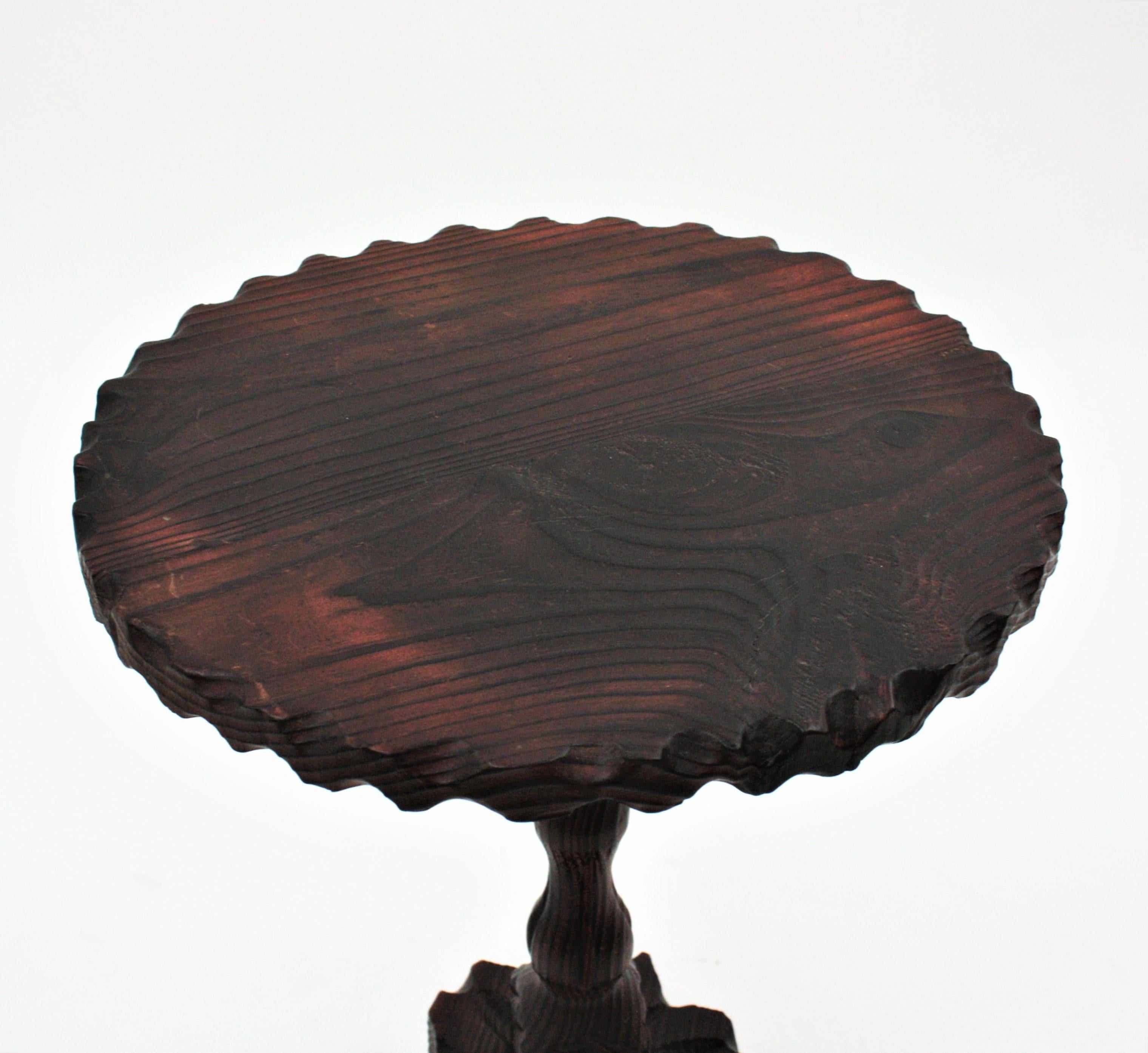 Guéridon colonial espagnol d'appoint ou table d'appoint en bois sculpté en vente 1