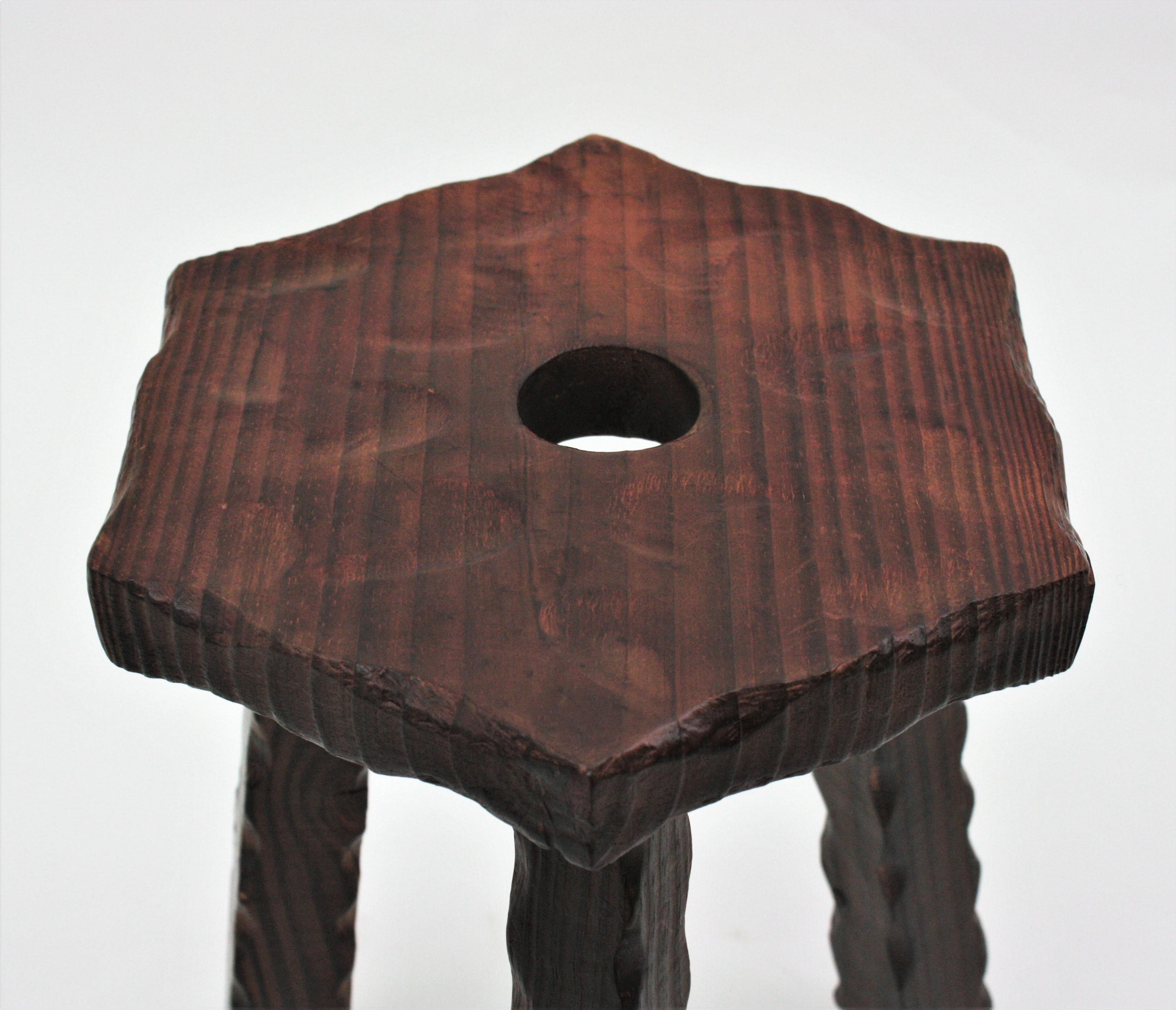 Espagnol Tabouret ou table d'appoint tripode hexagonal colonial espagnol, en bois sculpté