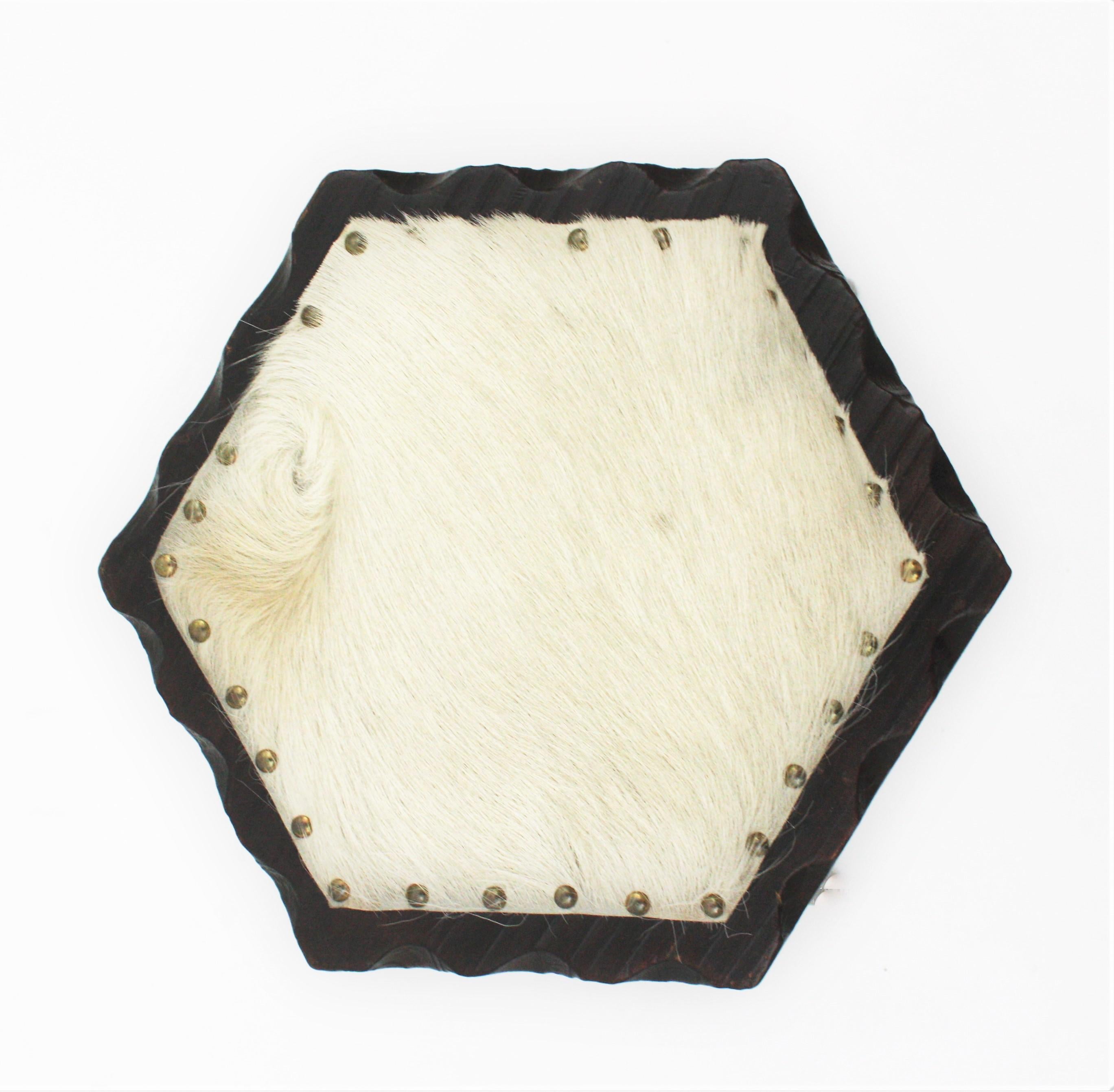 Tabouret hexagonal colonial espagnol à trois pieds en bois et fourrure  en vente 5