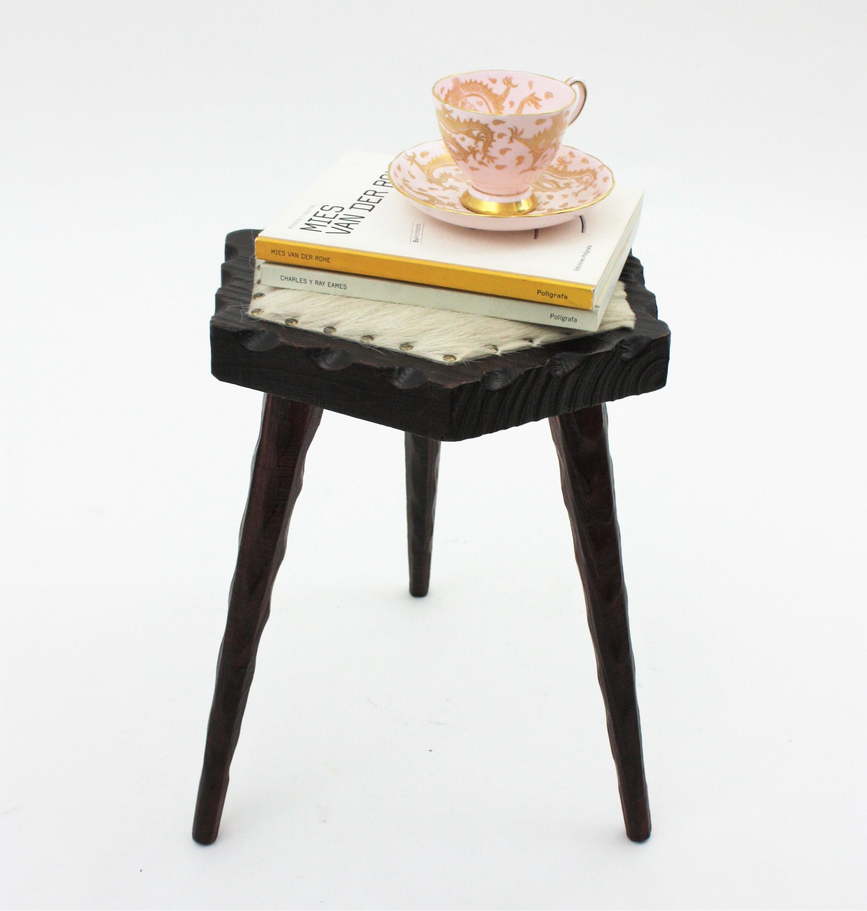Fait main Tabouret hexagonal colonial espagnol à trois pieds en bois et fourrure en vente