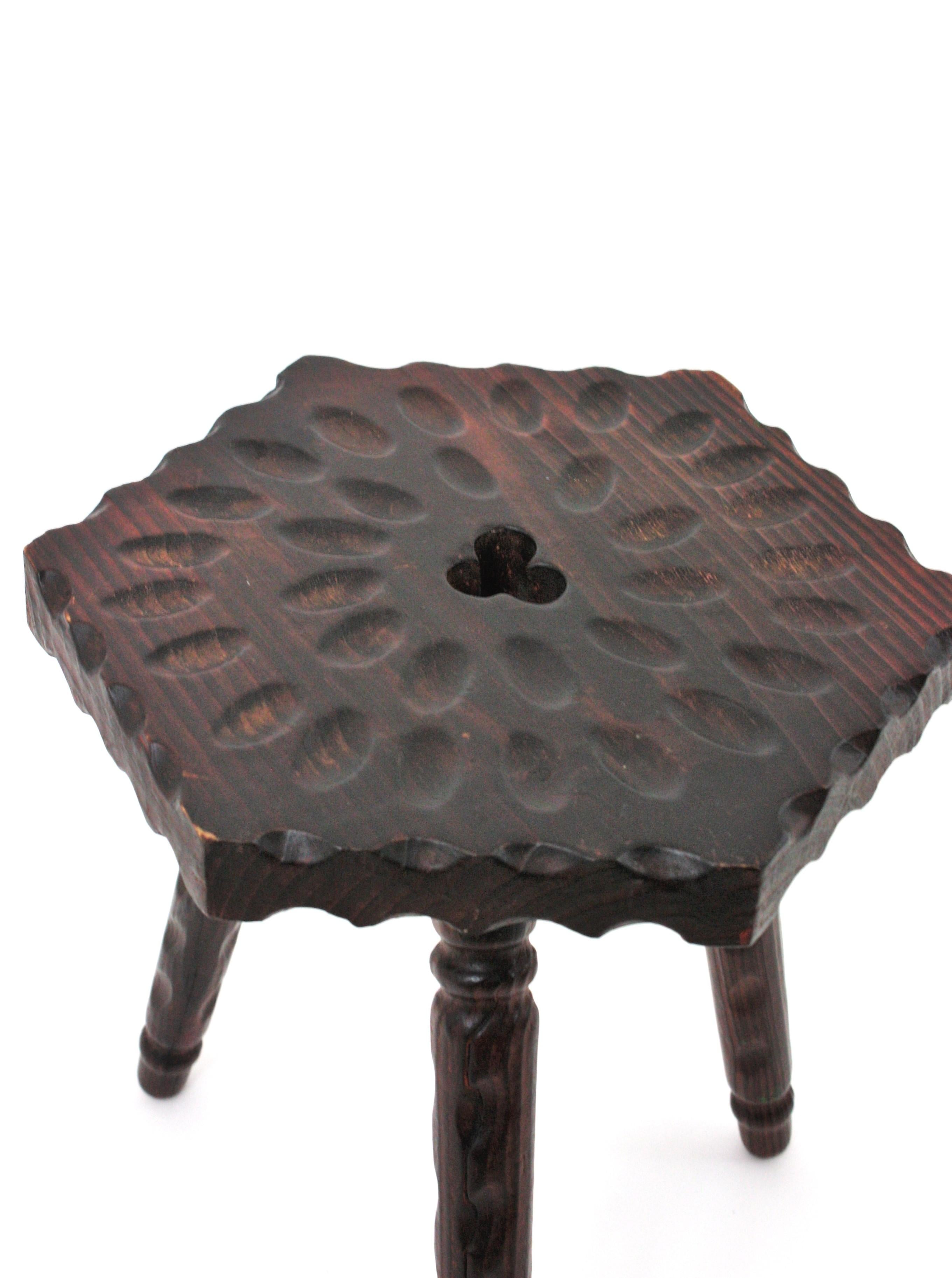 Spanish Colonial Hexagonal Tripod Stool / Side Table in Carved Wood In Good Condition For Sale In Barcelona, ES