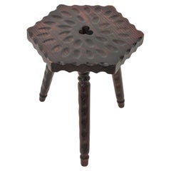 Taburete Trípode Hexagonal Colonial Español / Mesa Auxiliar de Madera Tallada