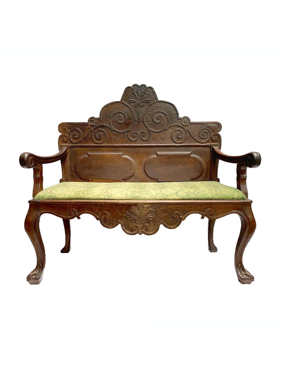 Presenting an exquisite Spanish Colonial late 18th-century Baroque bench, a masterful embodiment of craftsmanship and historical charm. This piece is a remarkable example of the intricate woodwork and ornate detailing that defined the Baroque