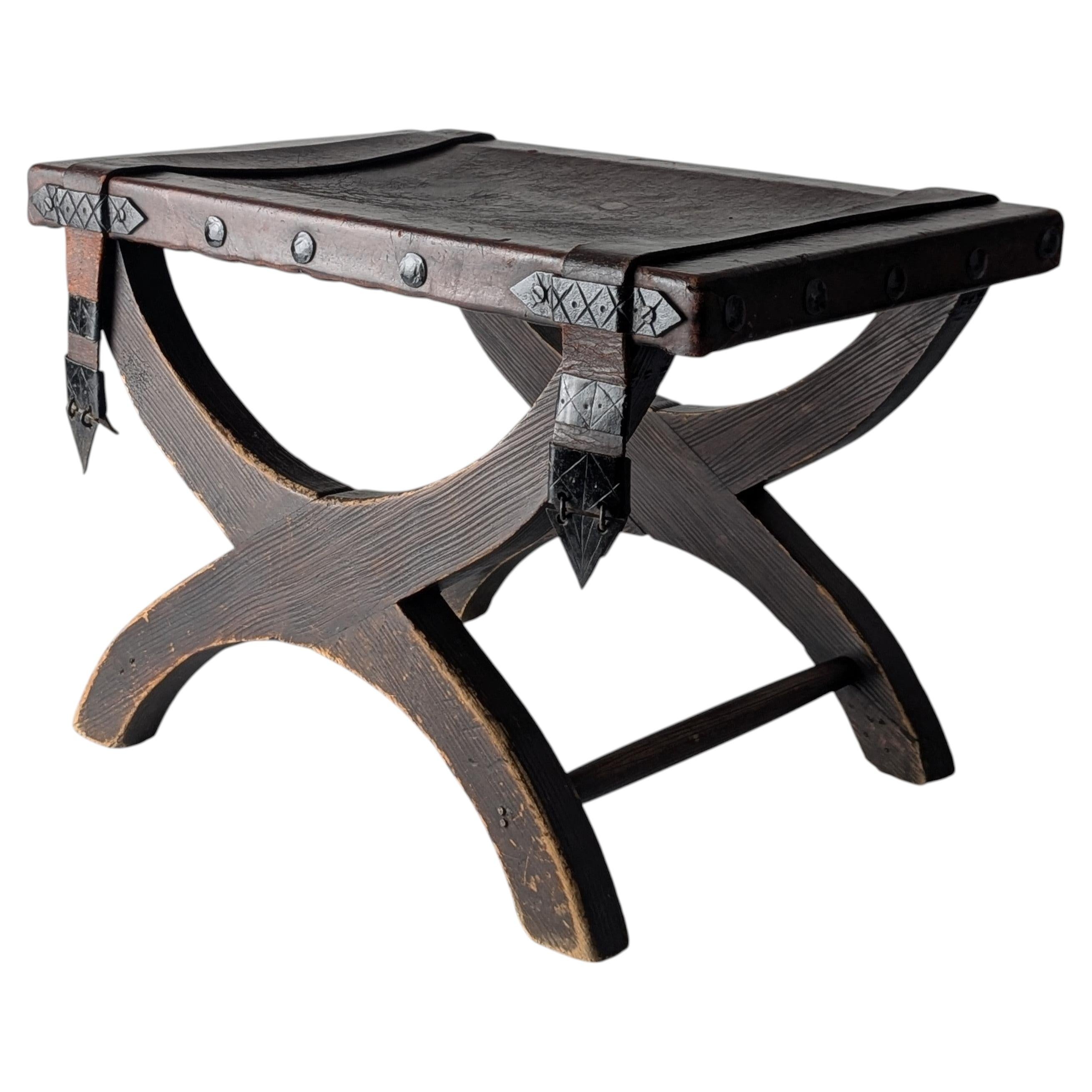 Tabouret Curule colonial espagnol en cuir et fer forgé, Mexique, années 1940 en vente