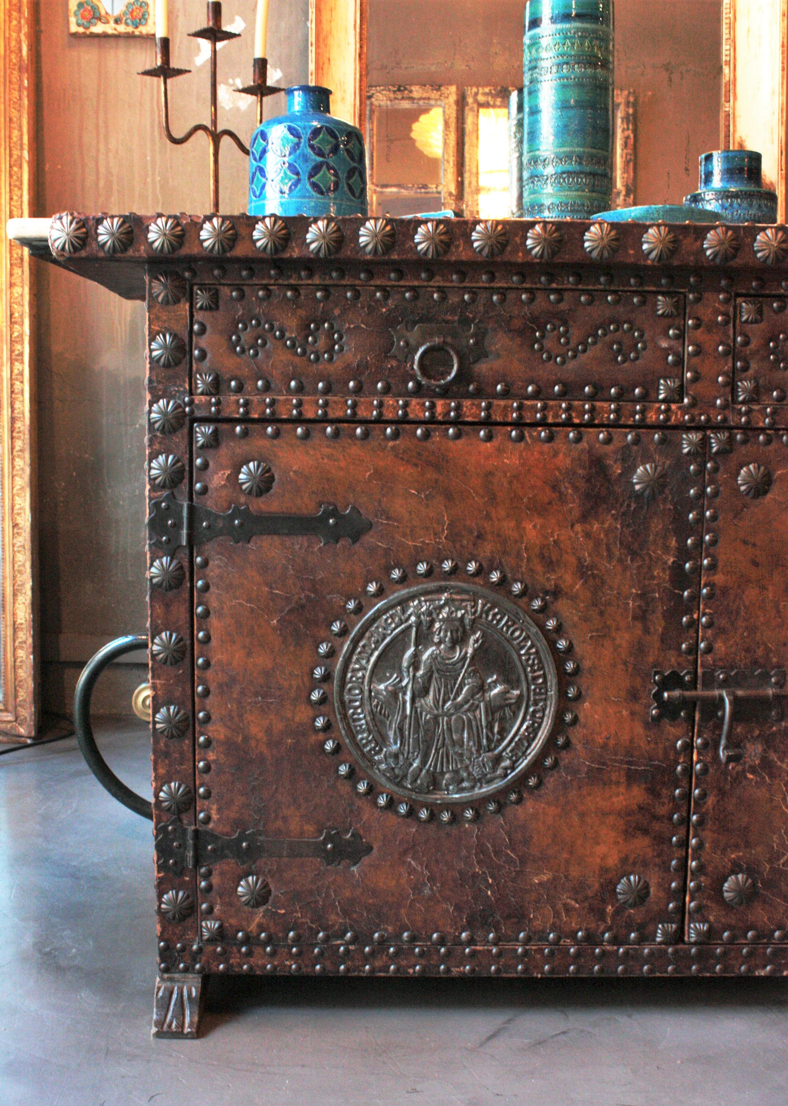 Spanish Colonial Leather Credenza or Buffet with Silvered Iron Studs In Good Condition In Barcelona, ES