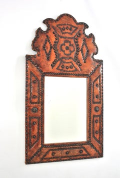 Specchio coloniale spagnolo con decorazioni in pelle e borchie in ferro, anni '40