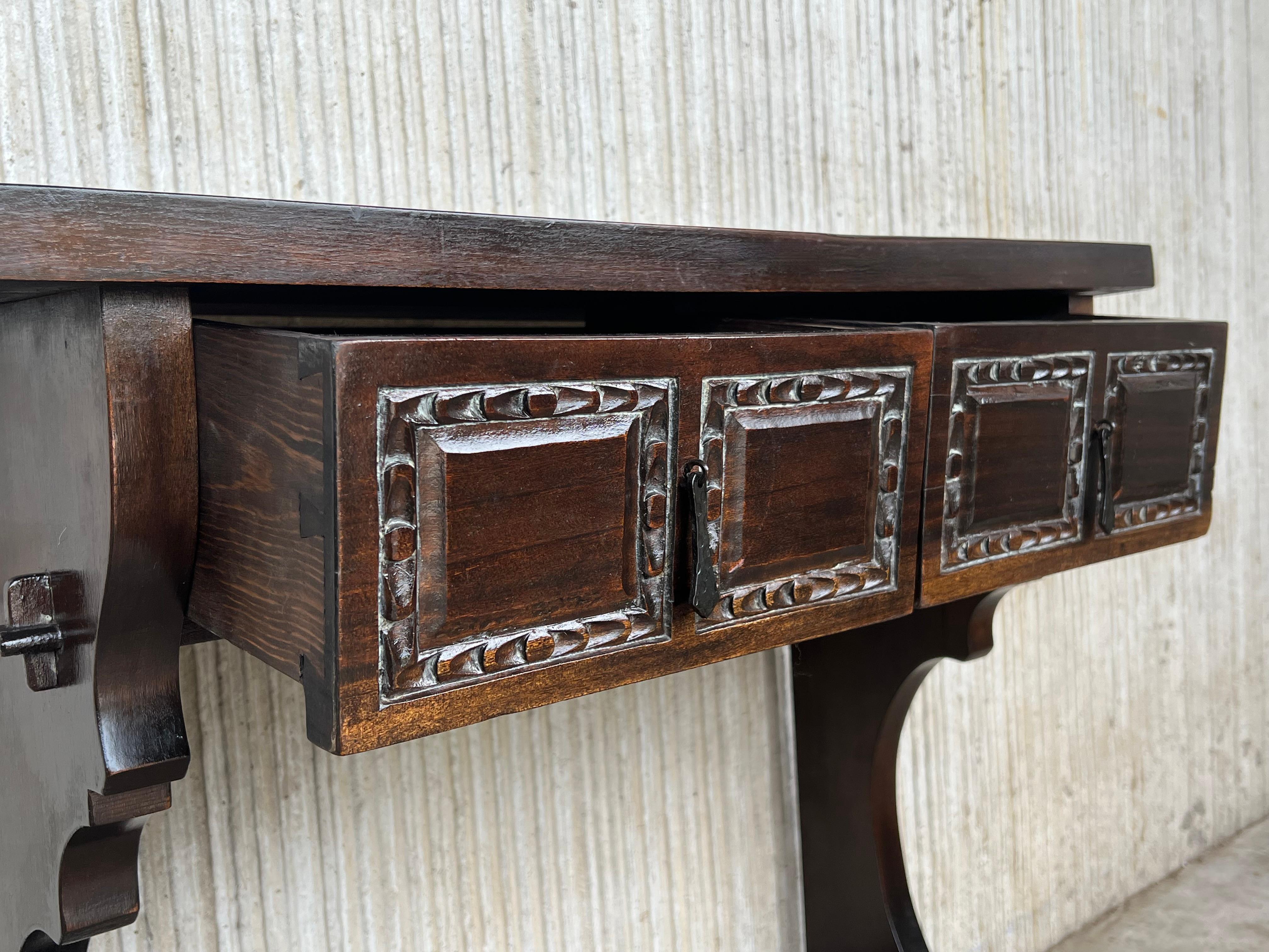 Table console coloniale espagnole étroite avec deux tiroirs et quincaillerie en fer en vente 3