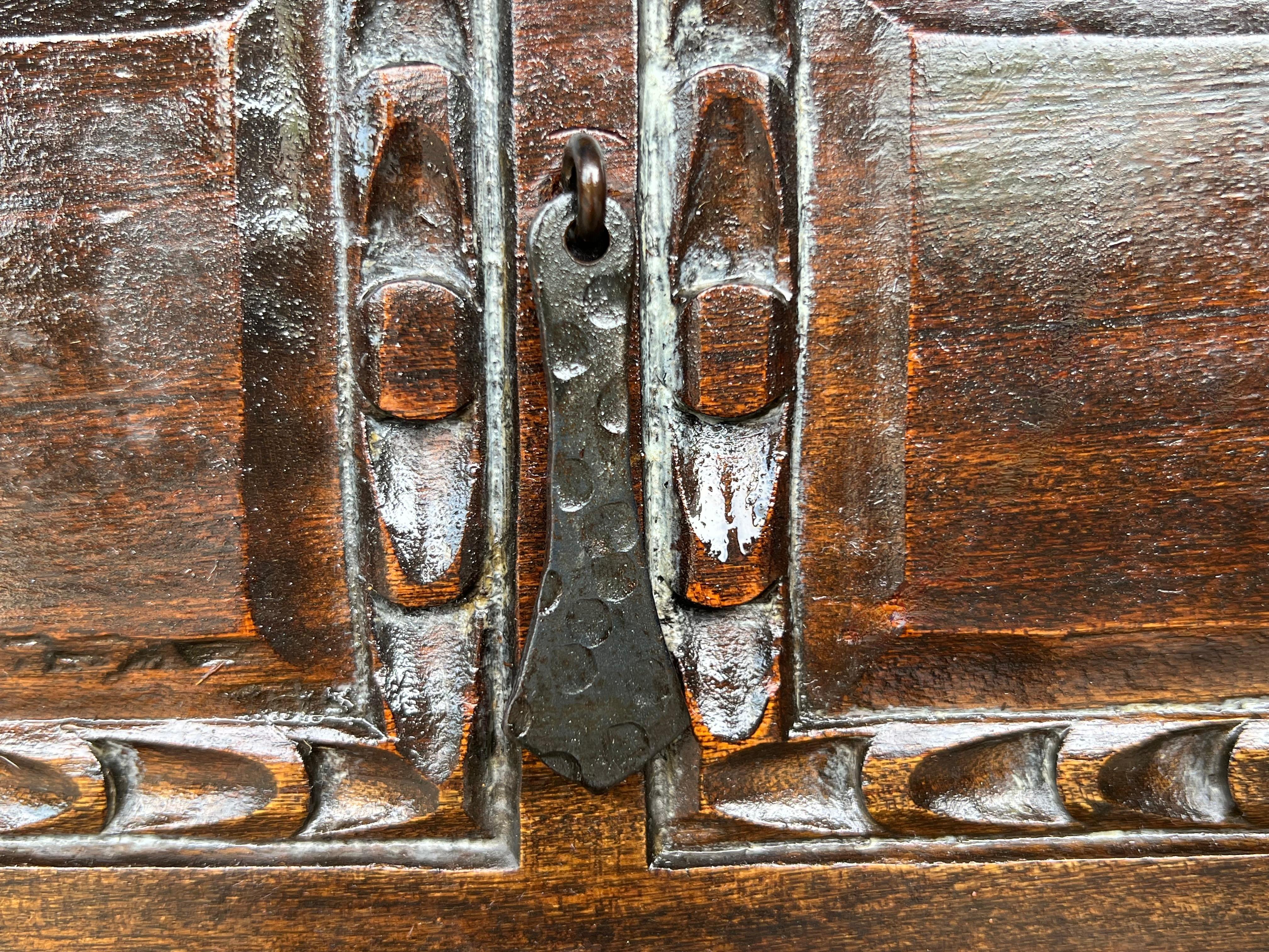 Table console coloniale espagnole étroite avec deux tiroirs et quincaillerie en fer en vente 4