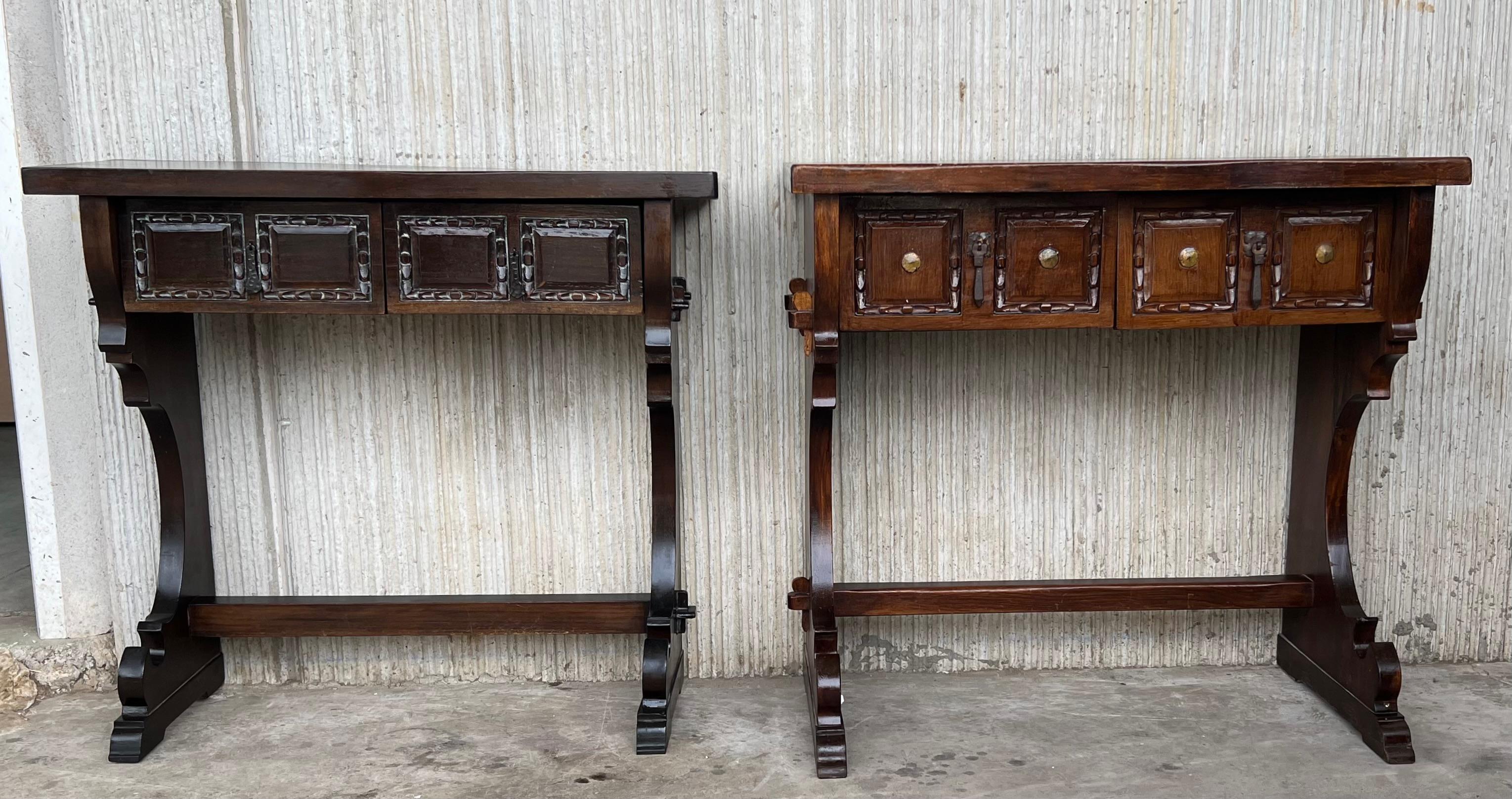 Table console coloniale espagnole étroite avec deux tiroirs et quincaillerie en fer en vente 7