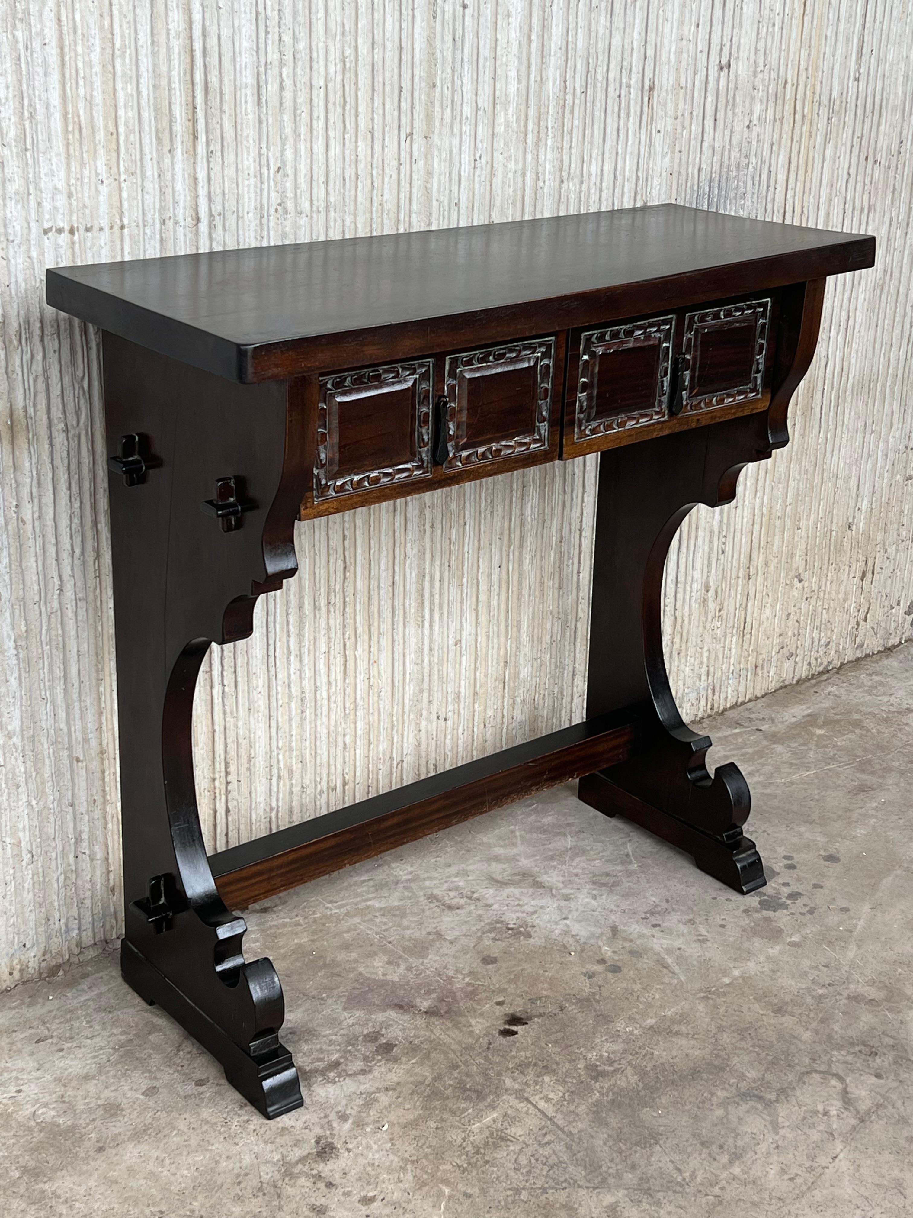 Colonial espagnol Table console coloniale espagnole étroite avec deux tiroirs et quincaillerie en fer en vente