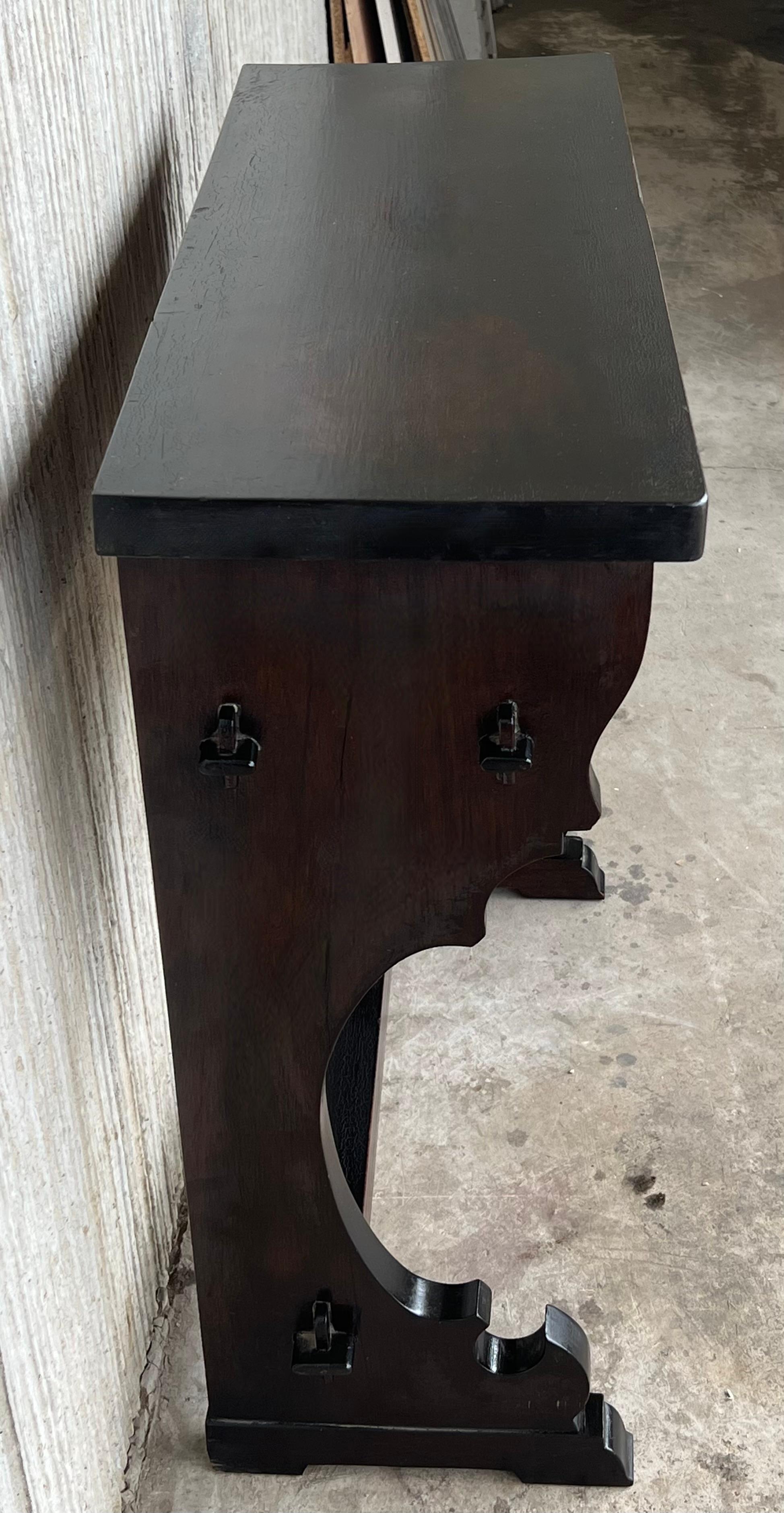 Espagnol Table console coloniale espagnole étroite avec deux tiroirs et quincaillerie en fer en vente