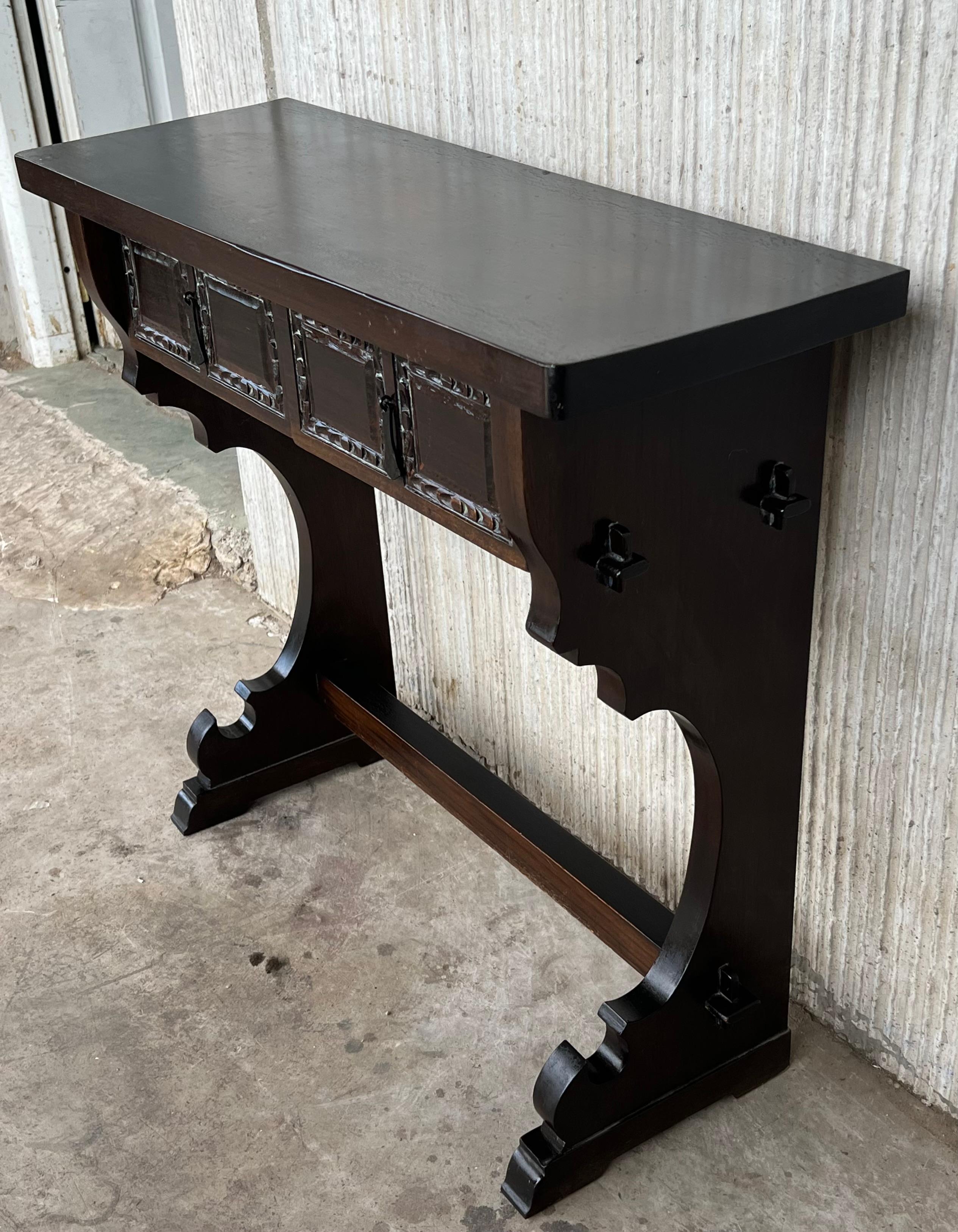 Table console coloniale espagnole étroite avec deux tiroirs et quincaillerie en fer Bon état - En vente à Miami, FL