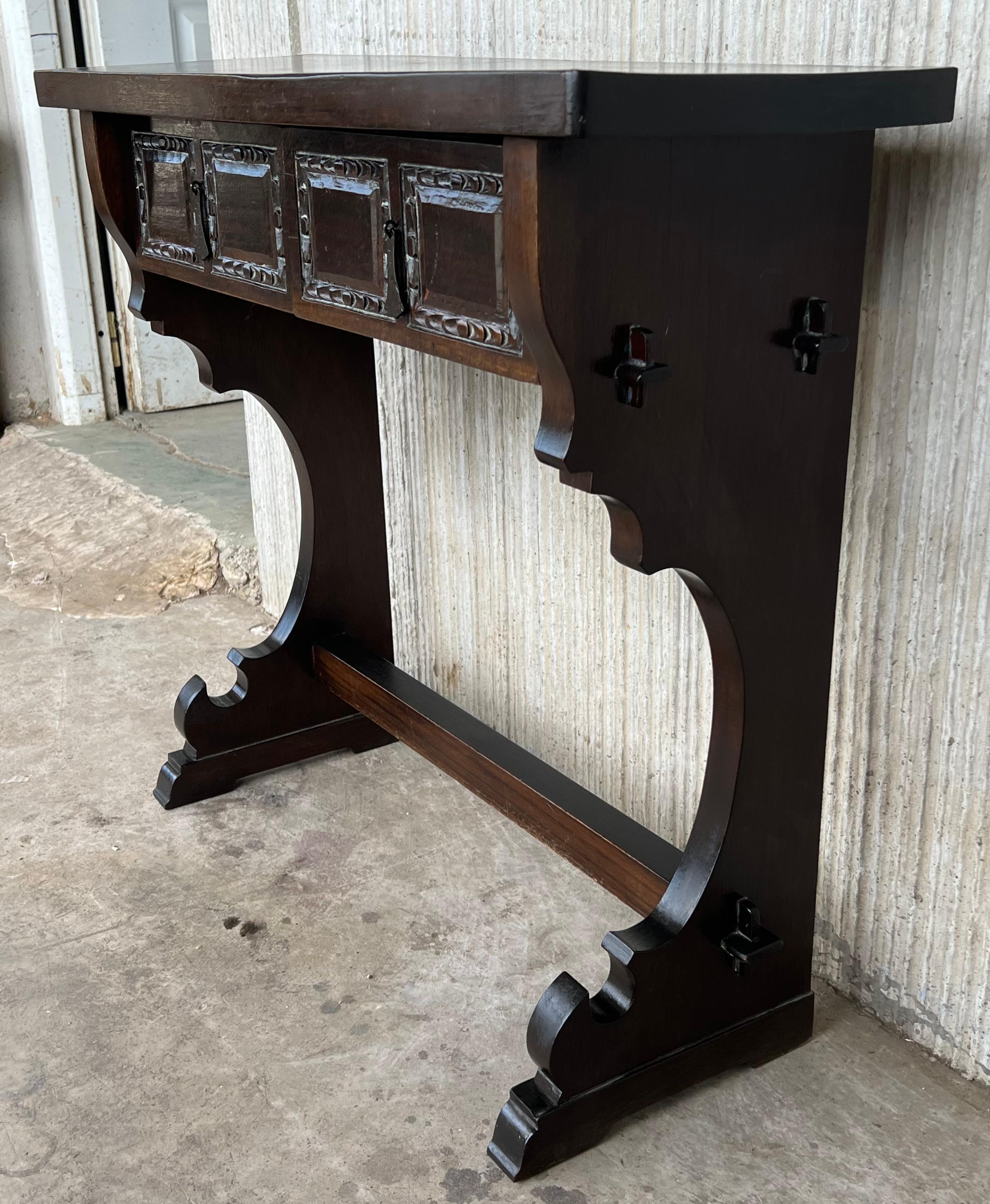 20ième siècle Table console coloniale espagnole étroite avec deux tiroirs et quincaillerie en fer en vente