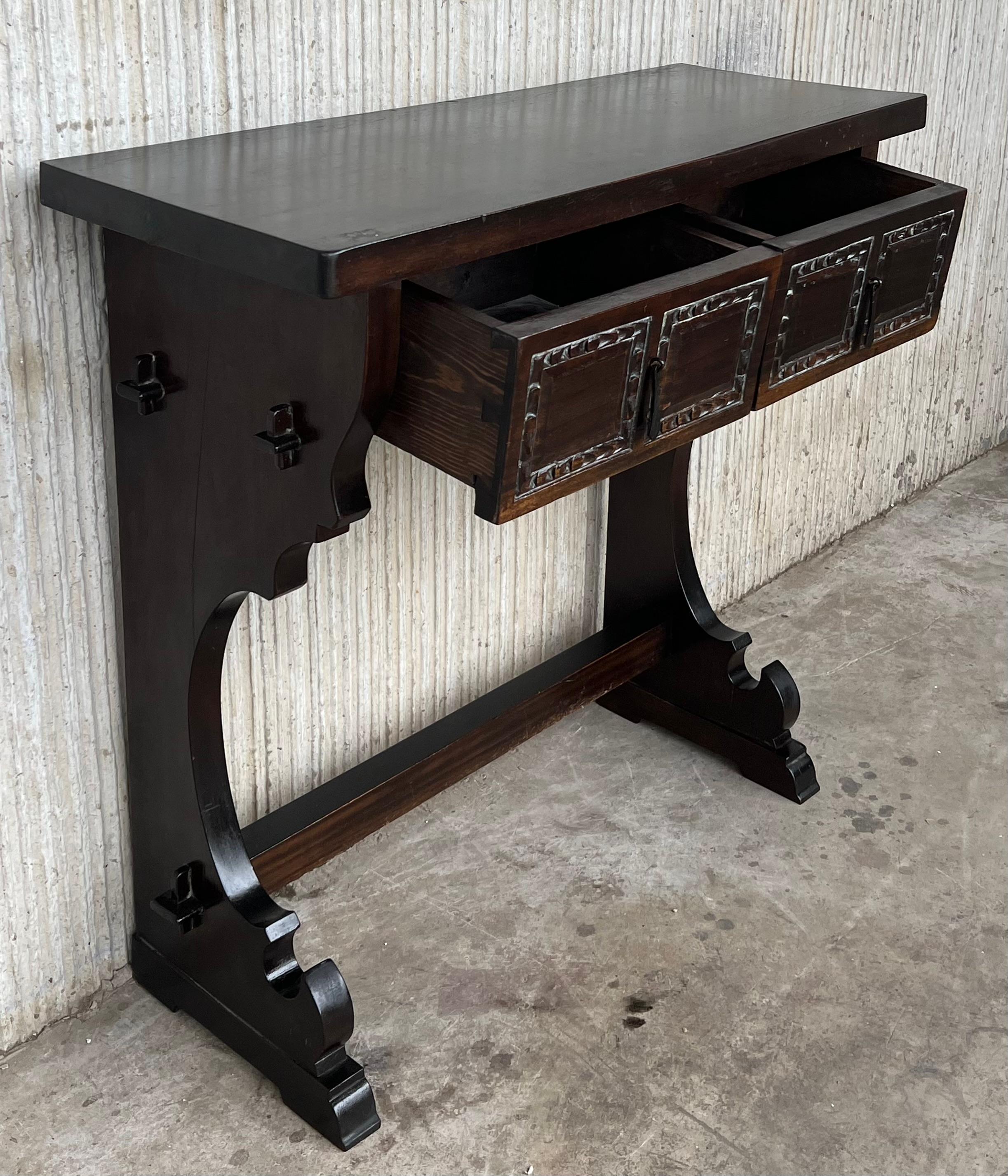 Table console coloniale espagnole étroite avec deux tiroirs et quincaillerie en fer en vente 2