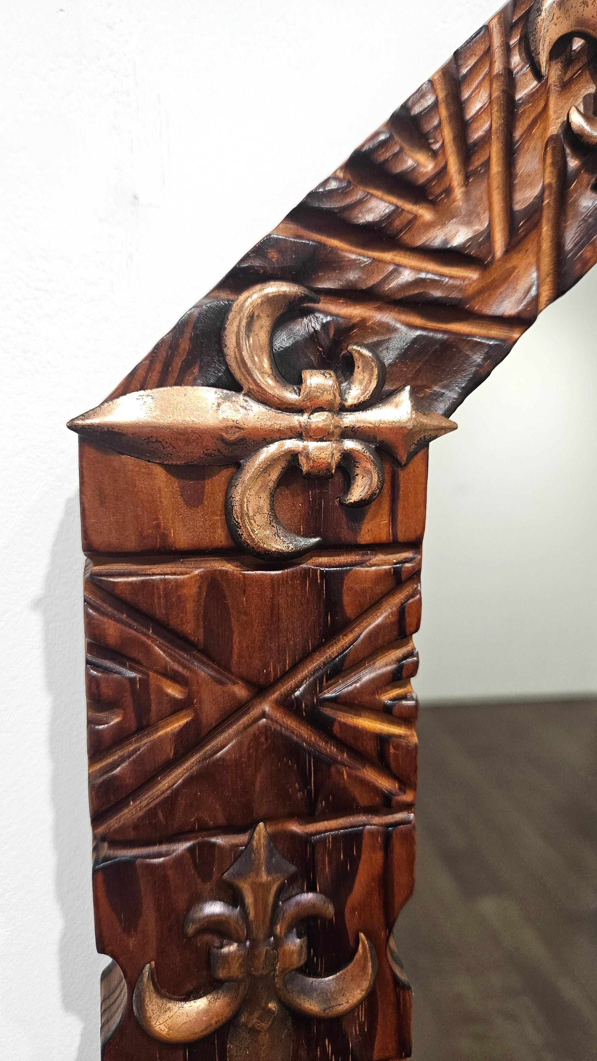 Espejo de pared colonial español octogonal tallado a mano de estilo medieval, España, c 1940 en venta 2