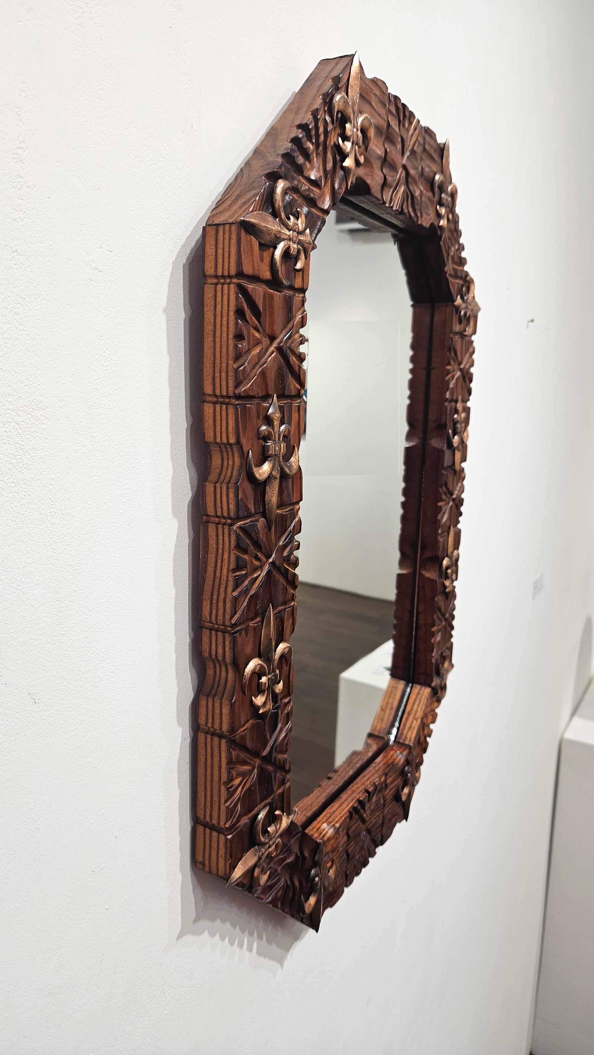 Espejo de pared colonial español octogonal tallado a mano de estilo medieval, España, c 1940 en venta 3