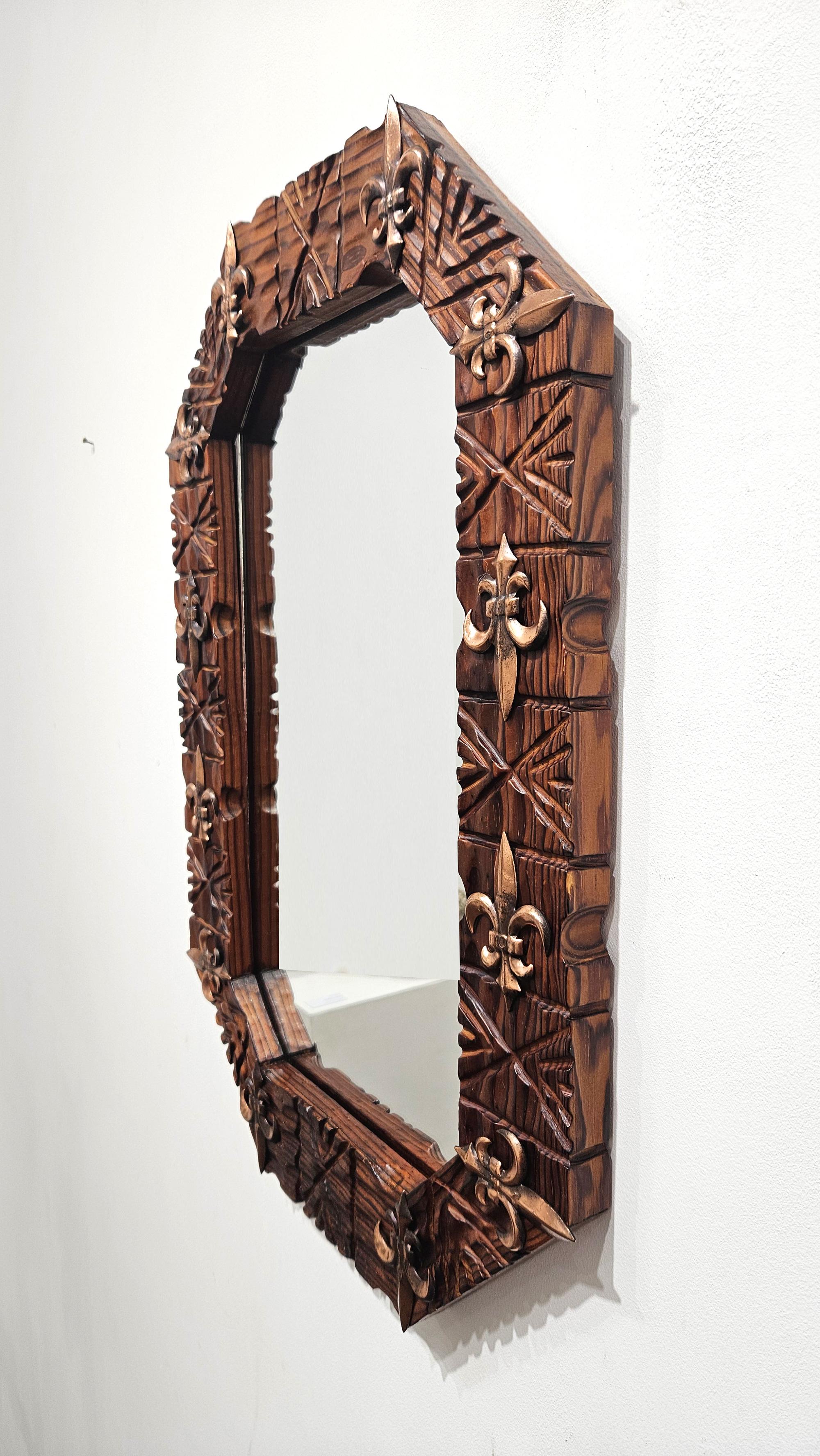 Espejo de pared colonial español octogonal tallado a mano de estilo medieval, España, c 1940 Colonial español en venta