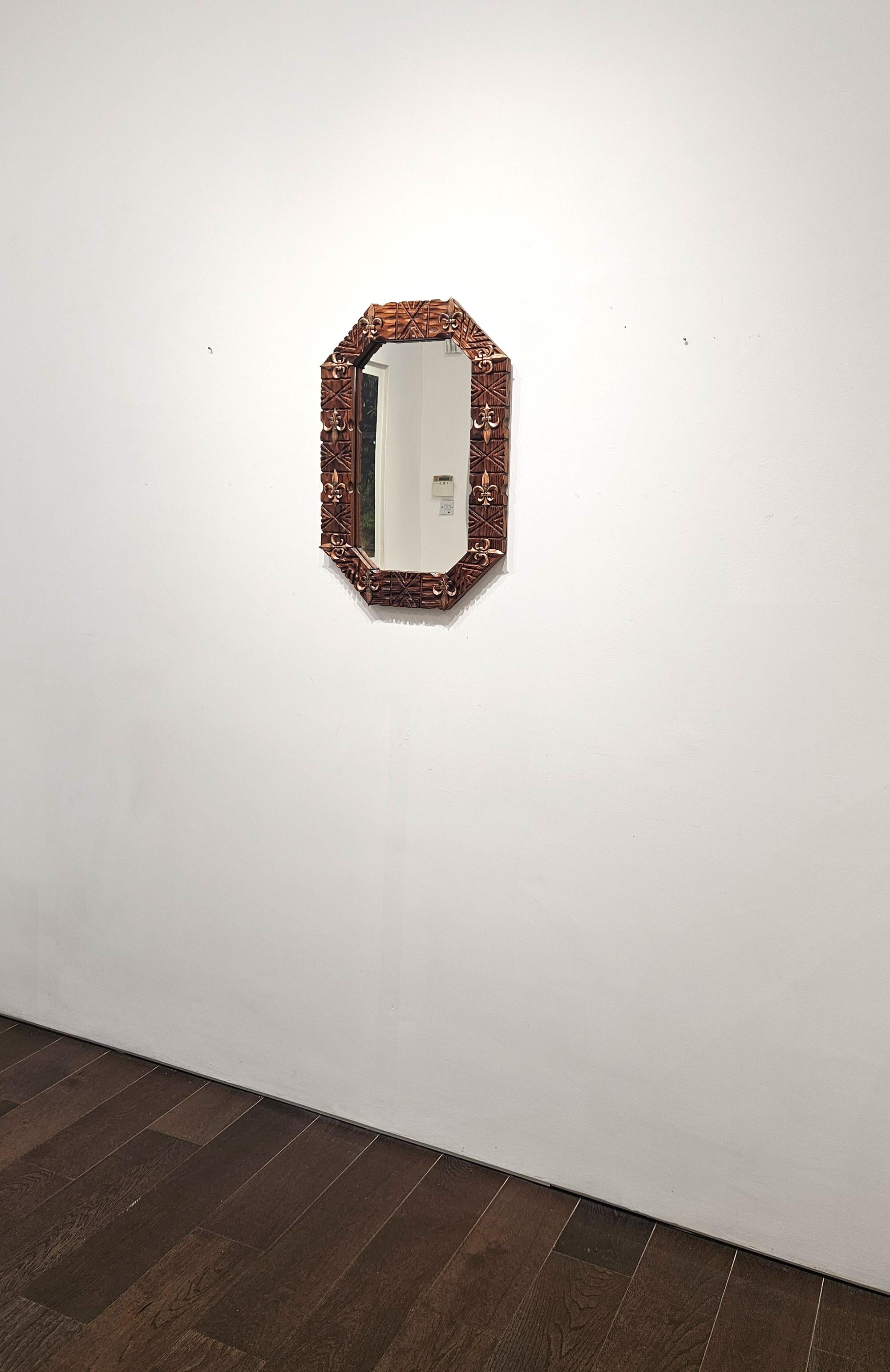 Espejo de pared colonial español octogonal tallado a mano de estilo medieval, España, c 1940 Español en venta