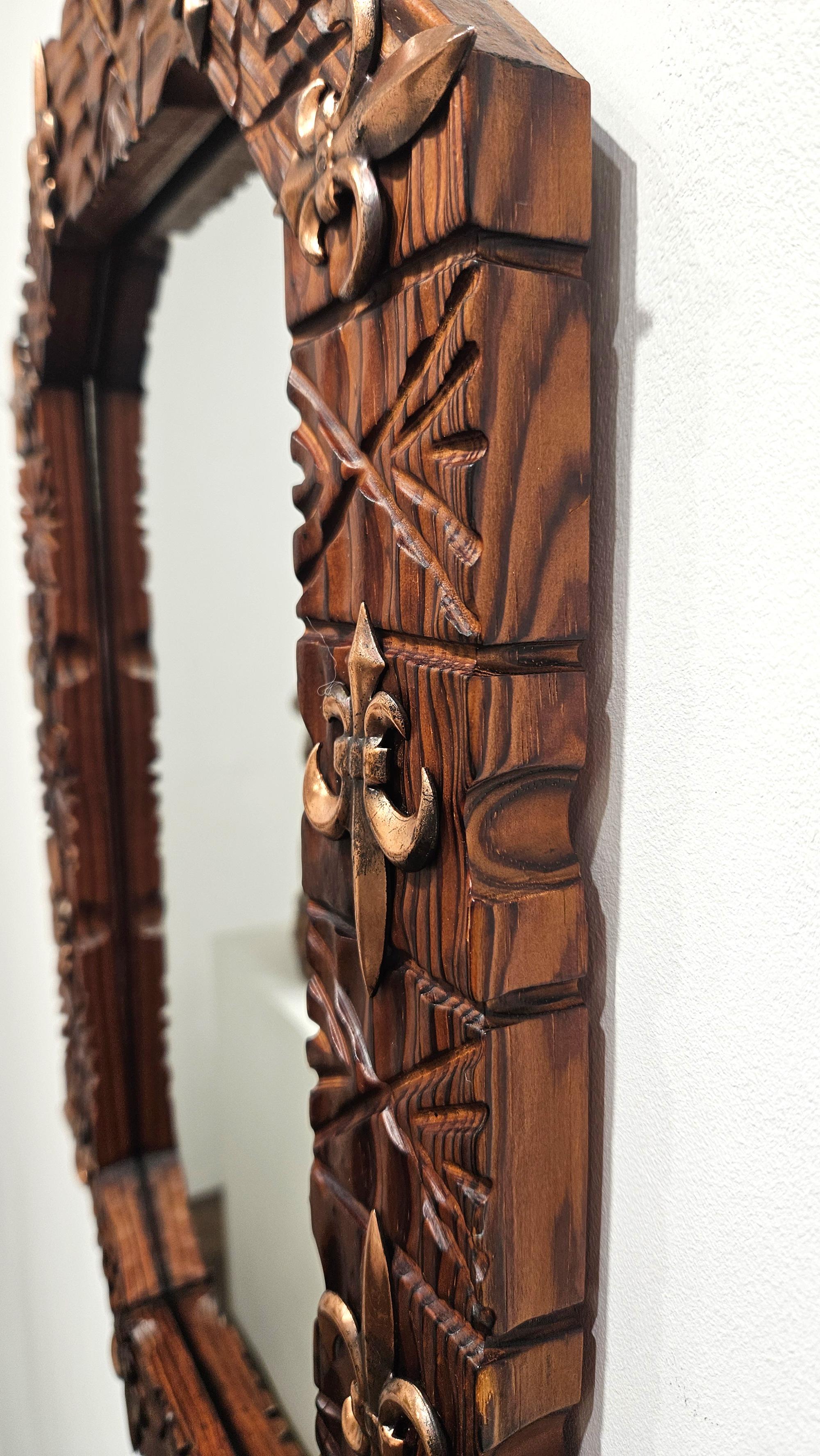 Espejo de pared colonial español octogonal tallado a mano de estilo medieval, España, c 1940 Tallado a mano en venta