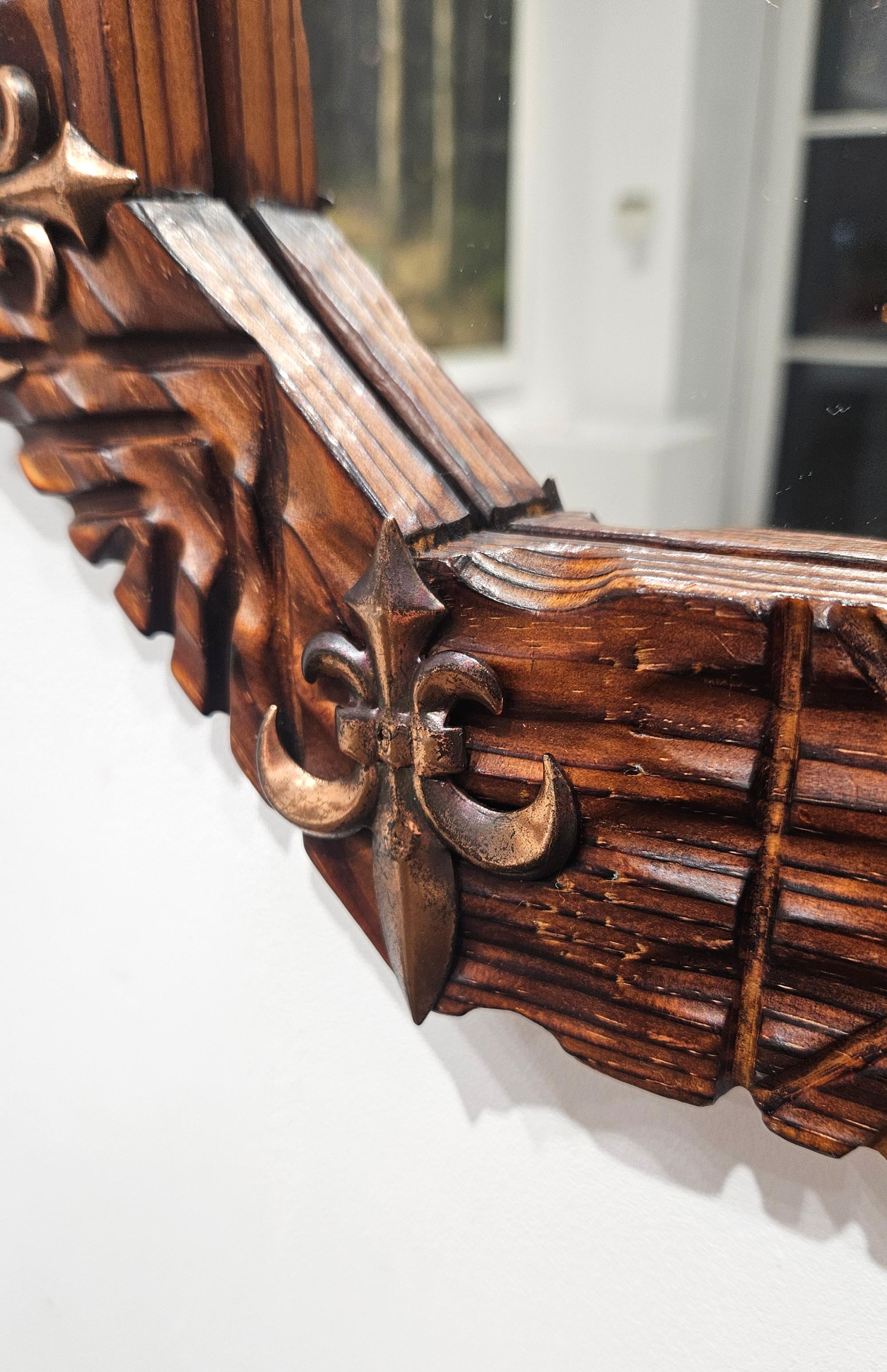 Espejo de pared colonial español octogonal tallado a mano de estilo medieval, España, c 1940 Cobre en venta