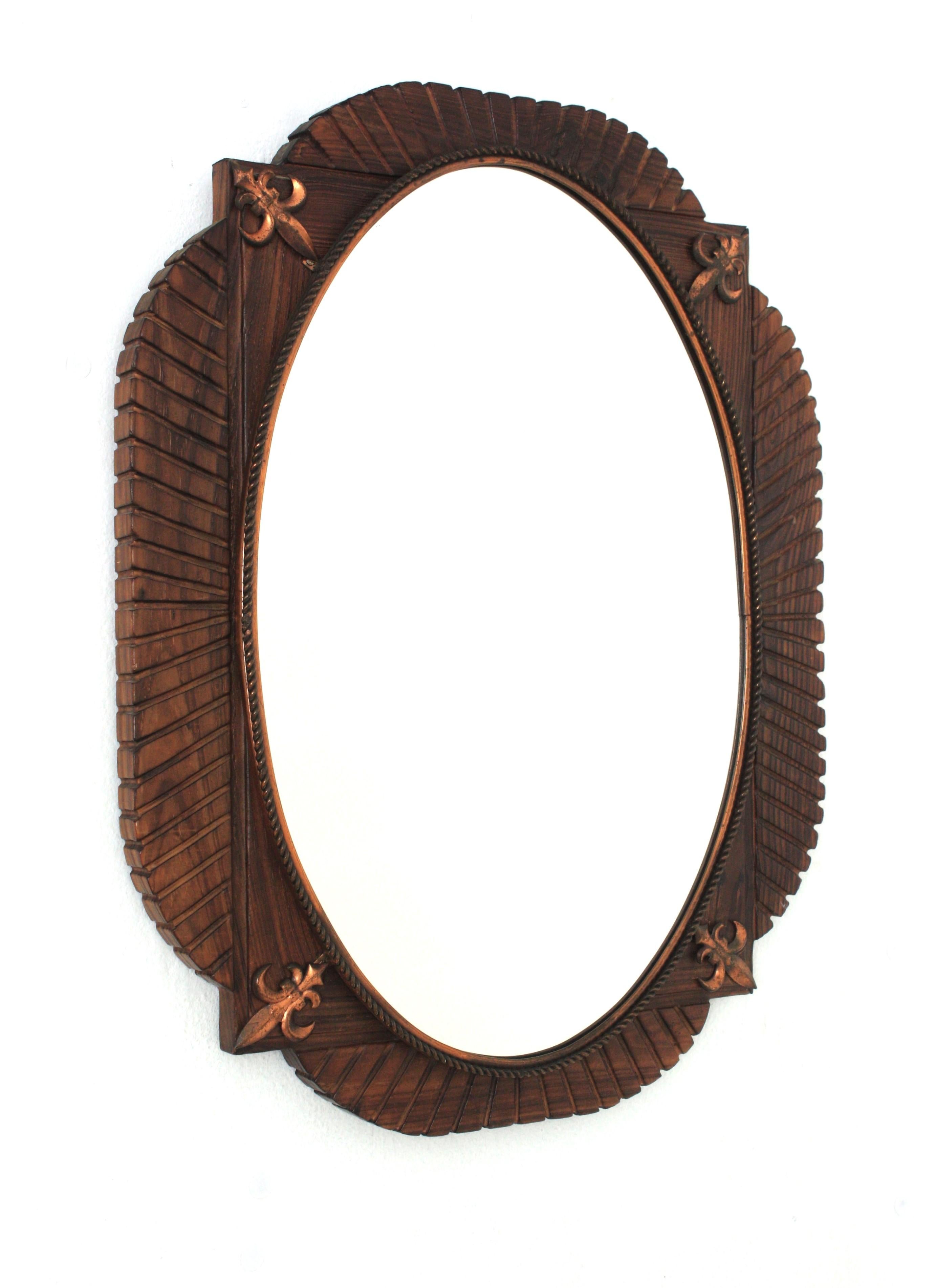 Espejo Oval Colonial Español de Madera Tallada y Detalles de Flor de Lis de Cobre Colonial español