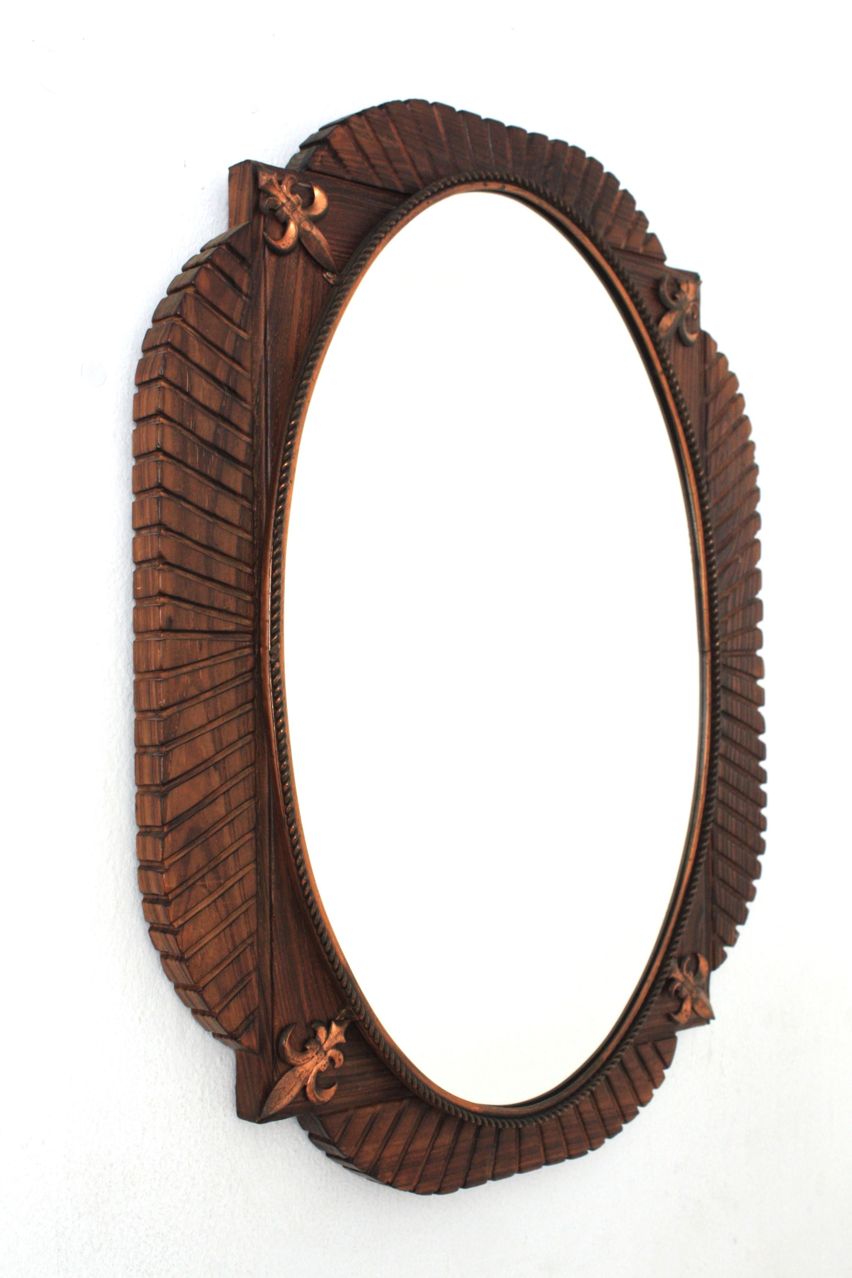 Espejo Oval Colonial Español de Madera Tallada y Detalles de Flor de Lis de Cobre en Bueno Estado en Barcelona, ES