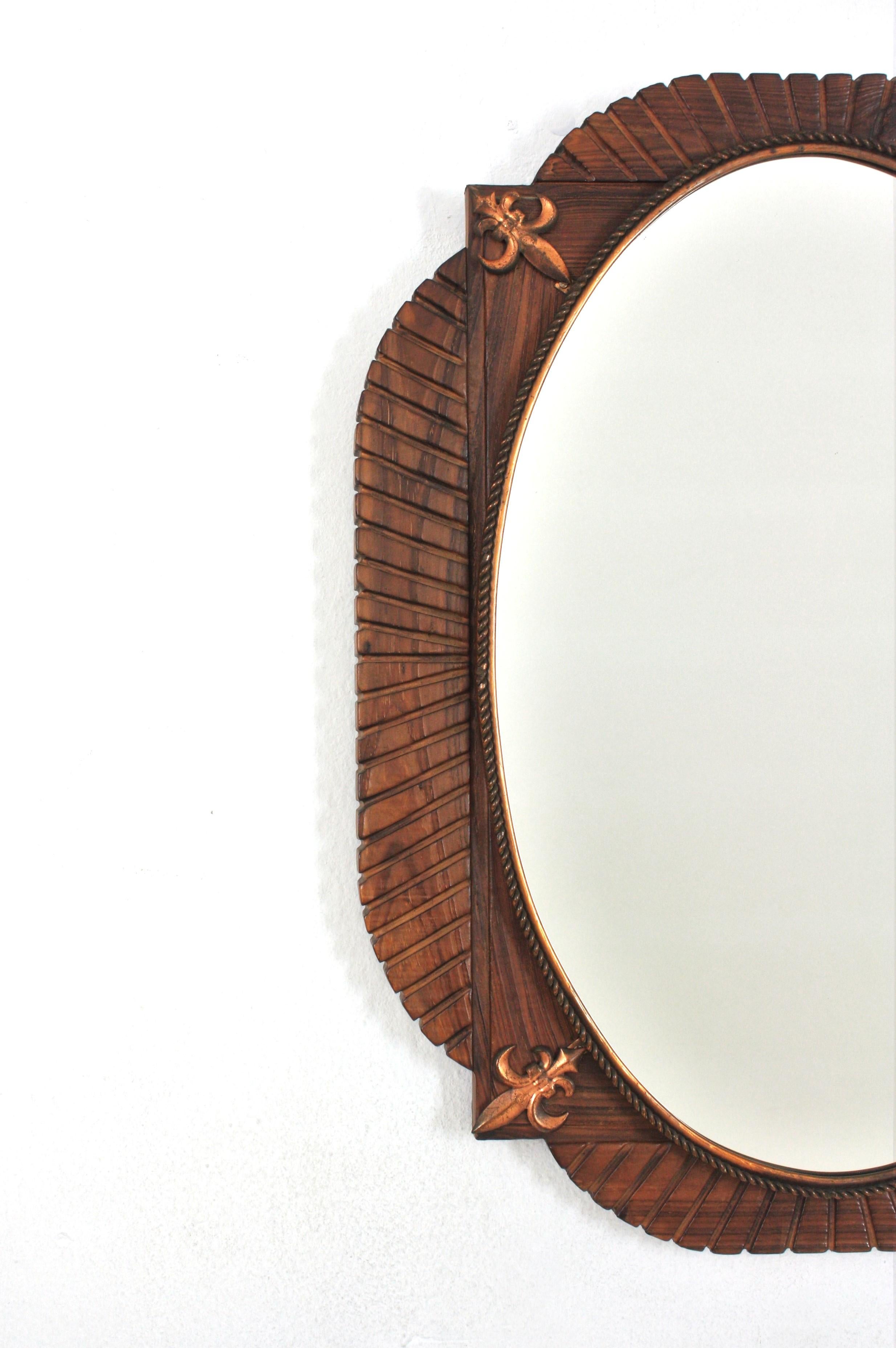 Espejo Oval Colonial Español de Madera Tallada y Detalles de Flor de Lis de Cobre siglo XX