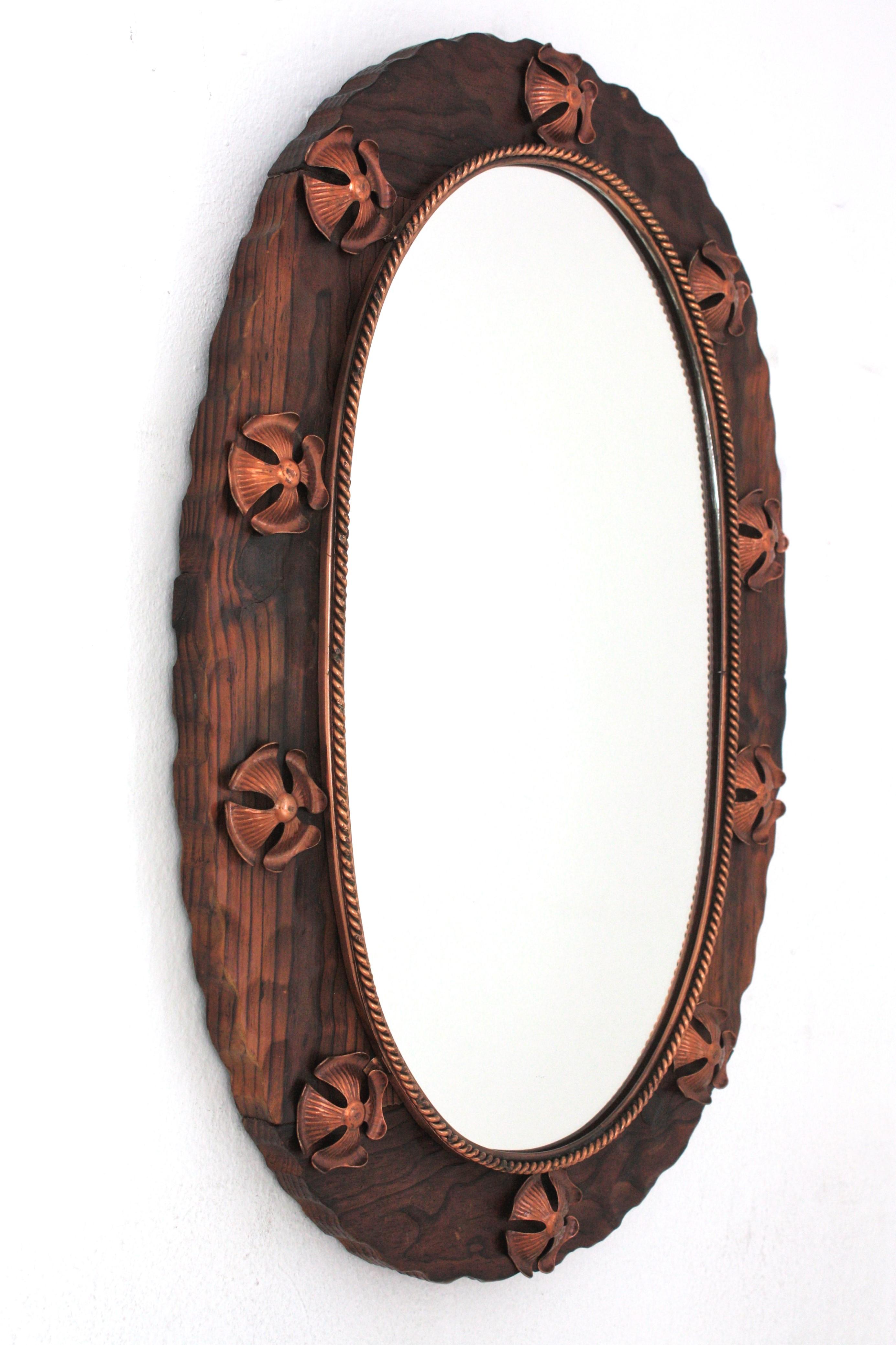 Spanish Colonial Oval Mirror in Carved Wood with Copper Metal Flowers In Good Condition For Sale In Barcelona, ES