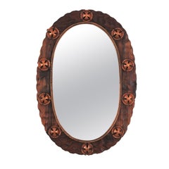 Specchio ovale coloniale spagnolo in Wood Wood intagliato con fiori in metallo color rame