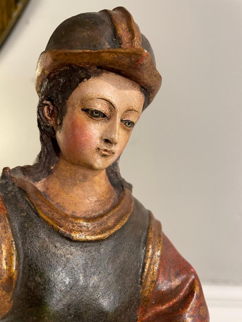 Santos de Saint Michel Archange espagnol colonial peint et doré en vente 2